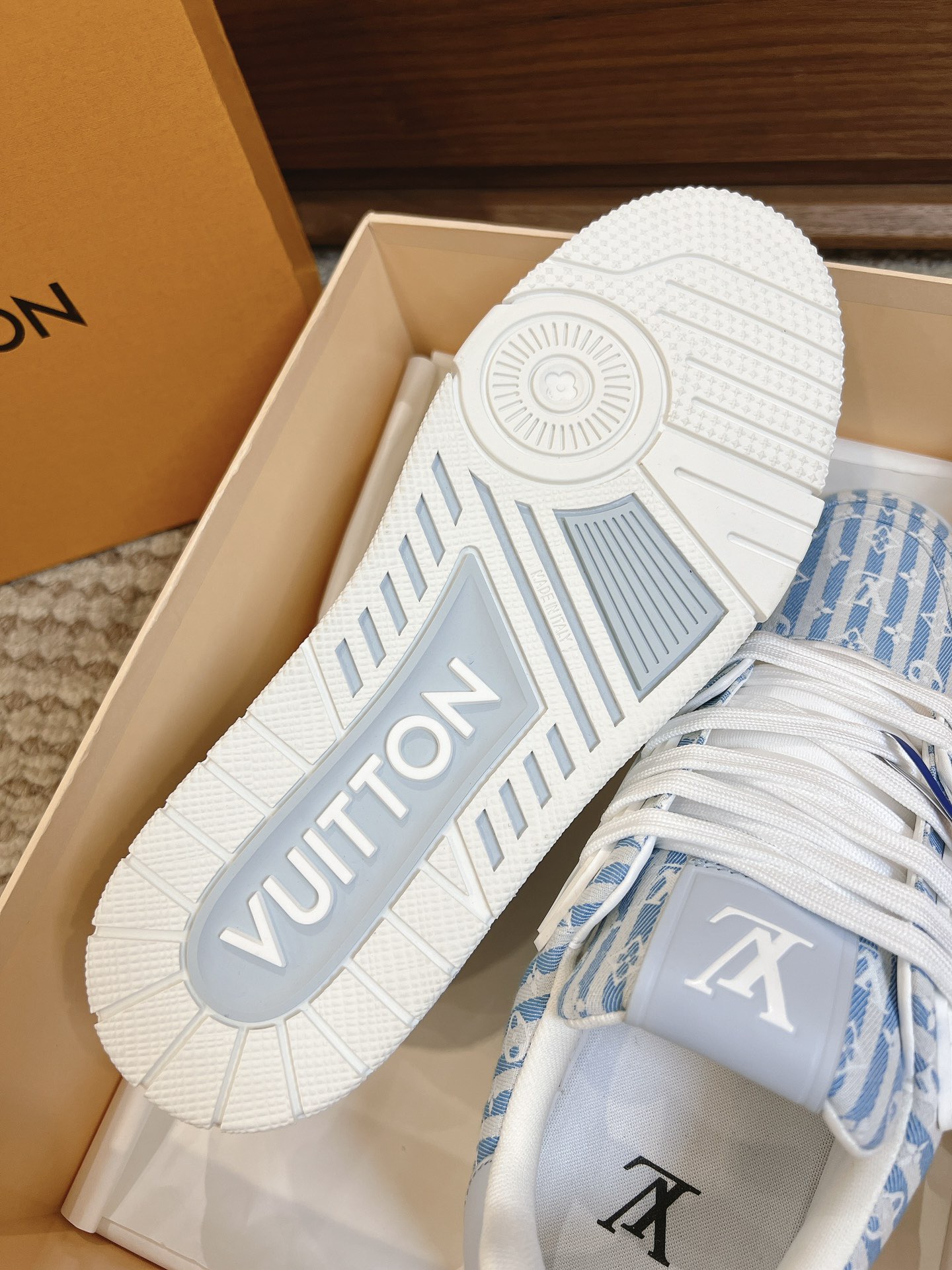  Men's shoes