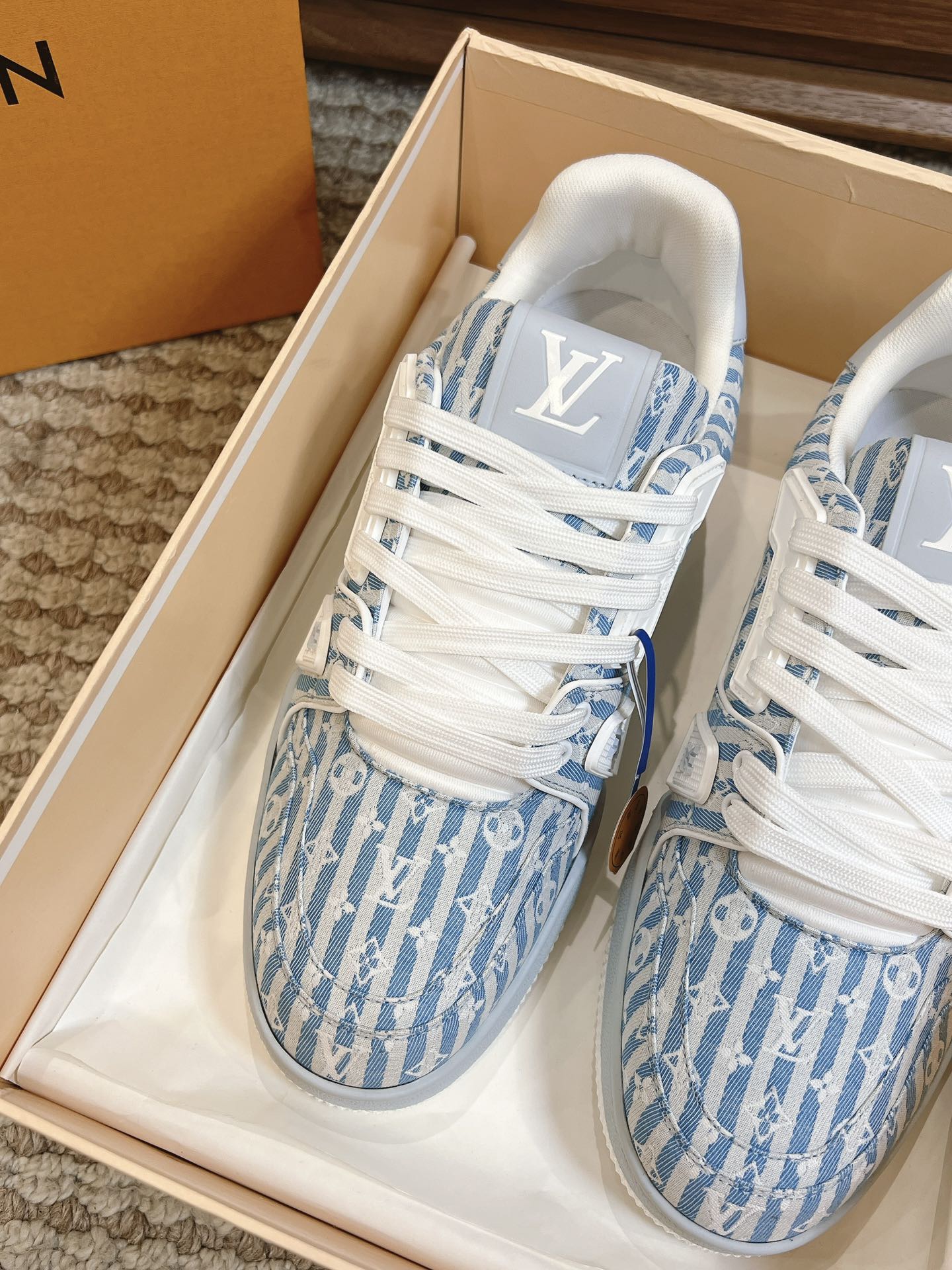  Men's shoes