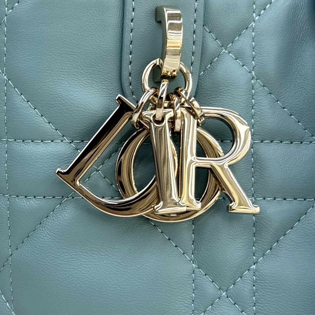  Dior