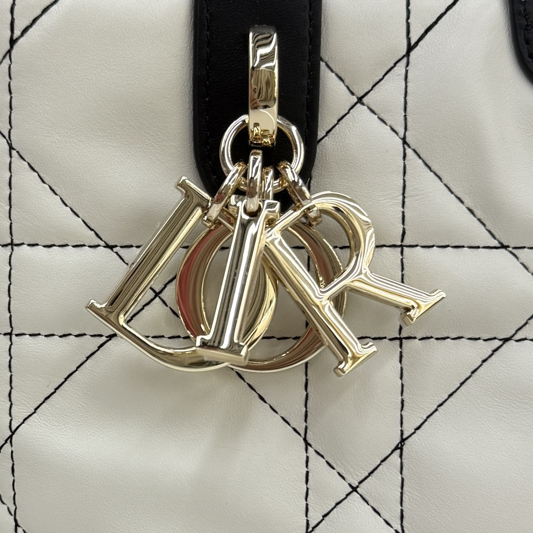  Dior