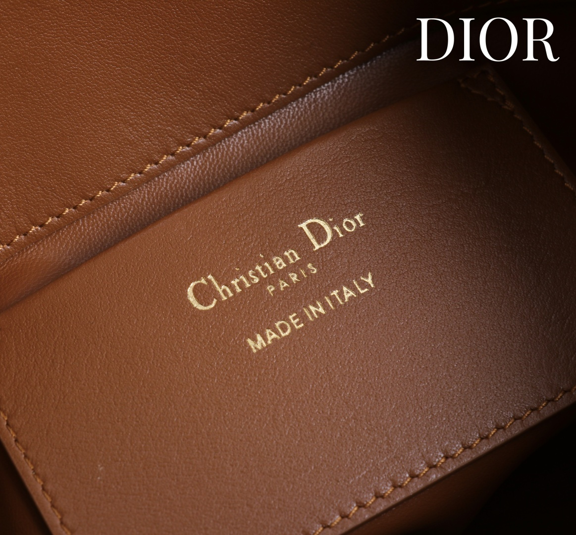  Dior