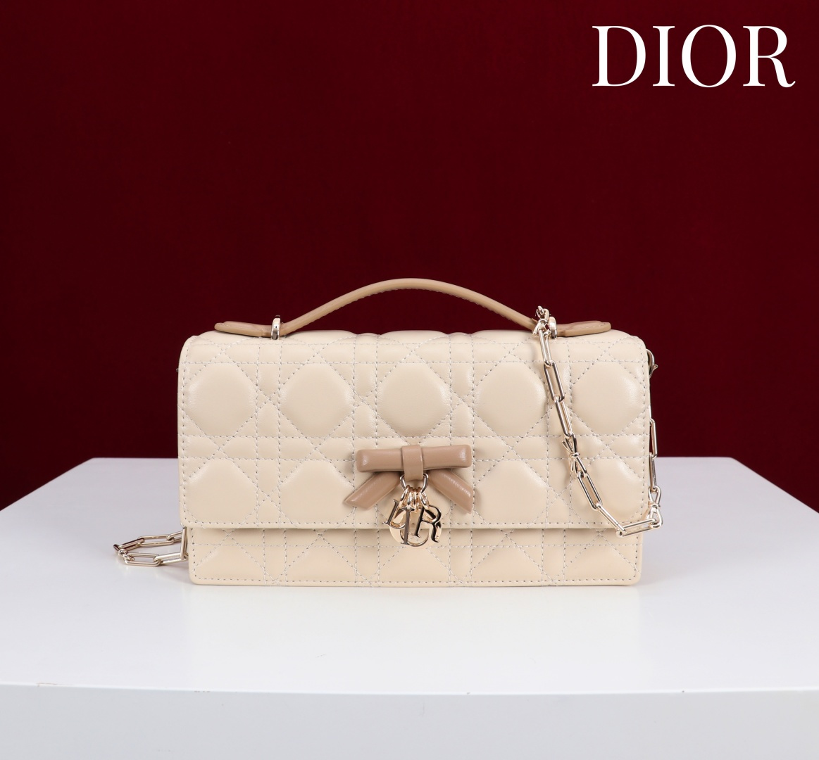  Dior