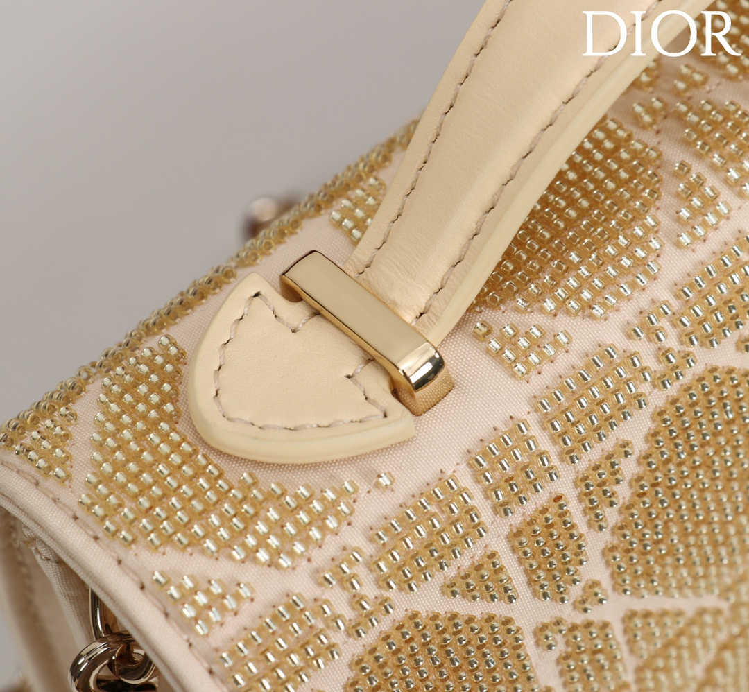  Dior