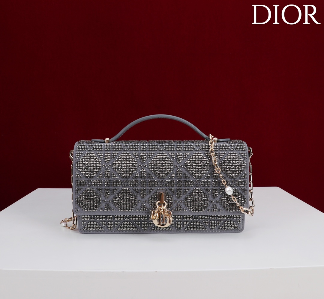  Dior