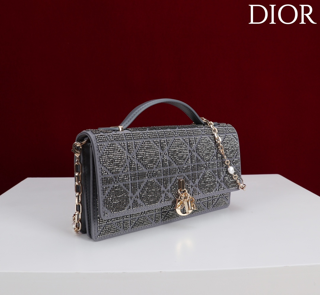  Dior
