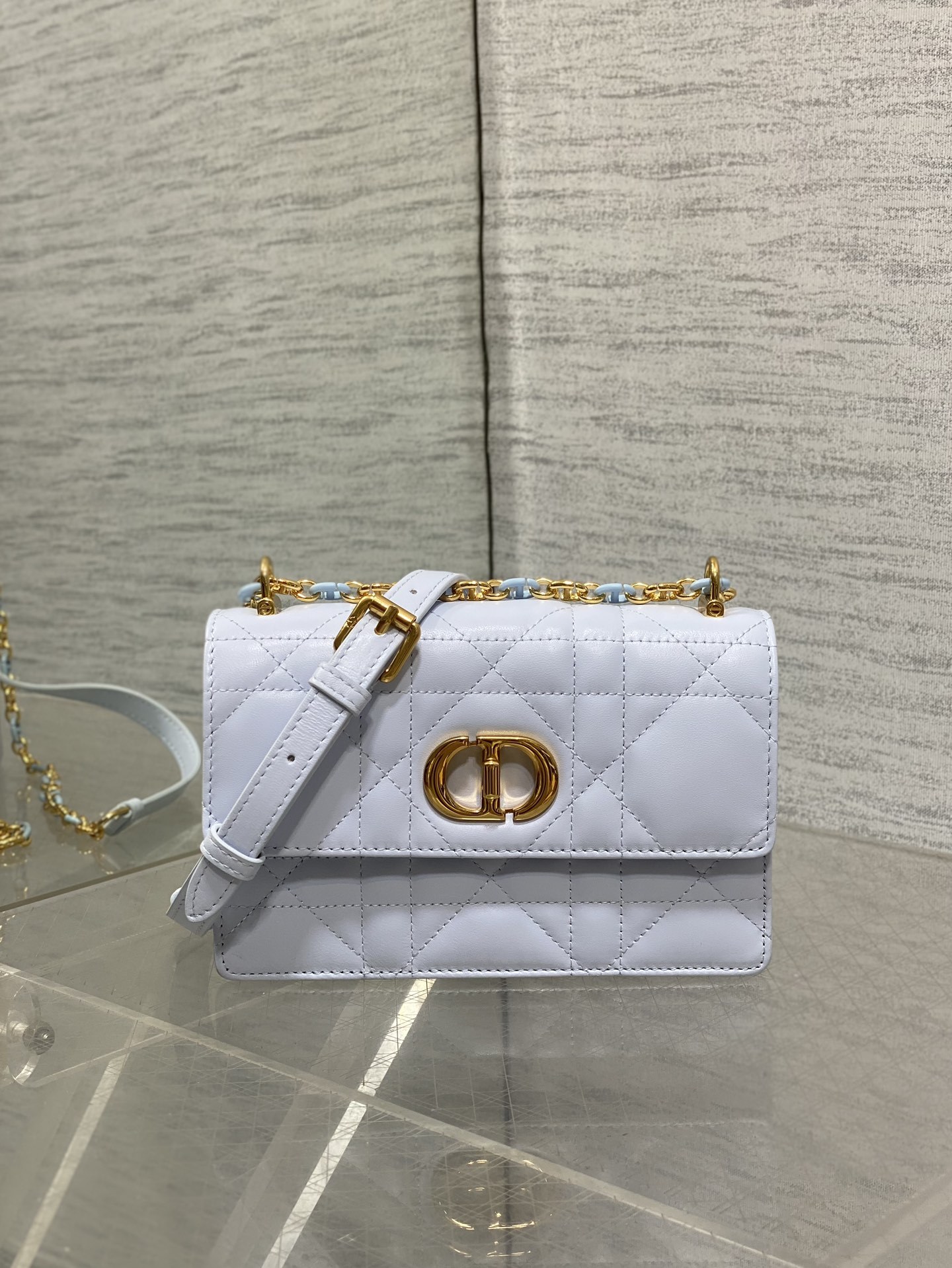   Dior
