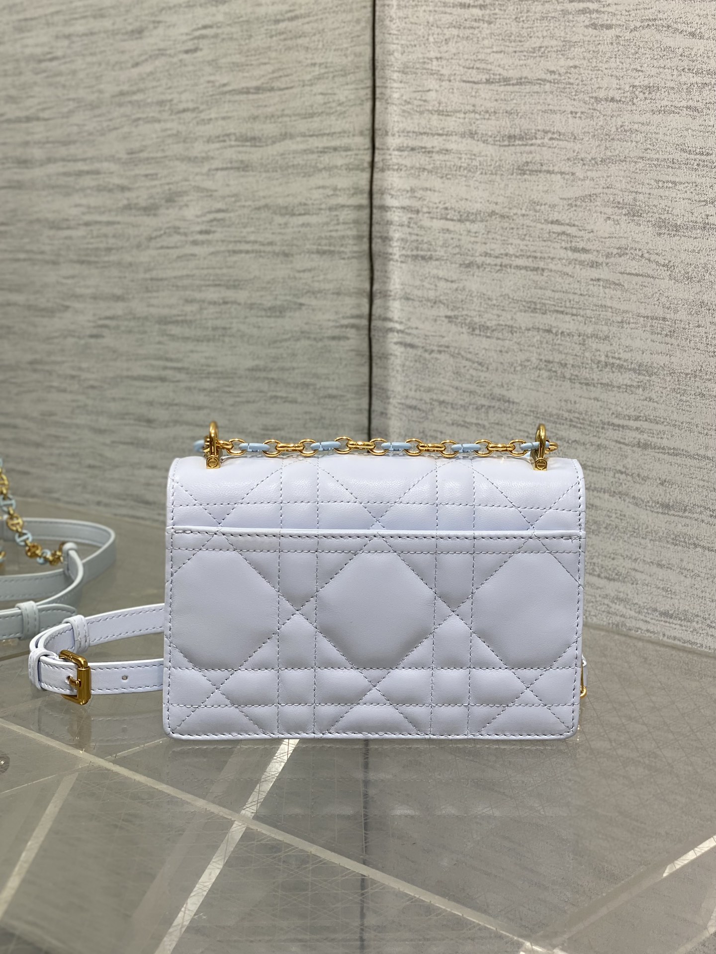   Dior