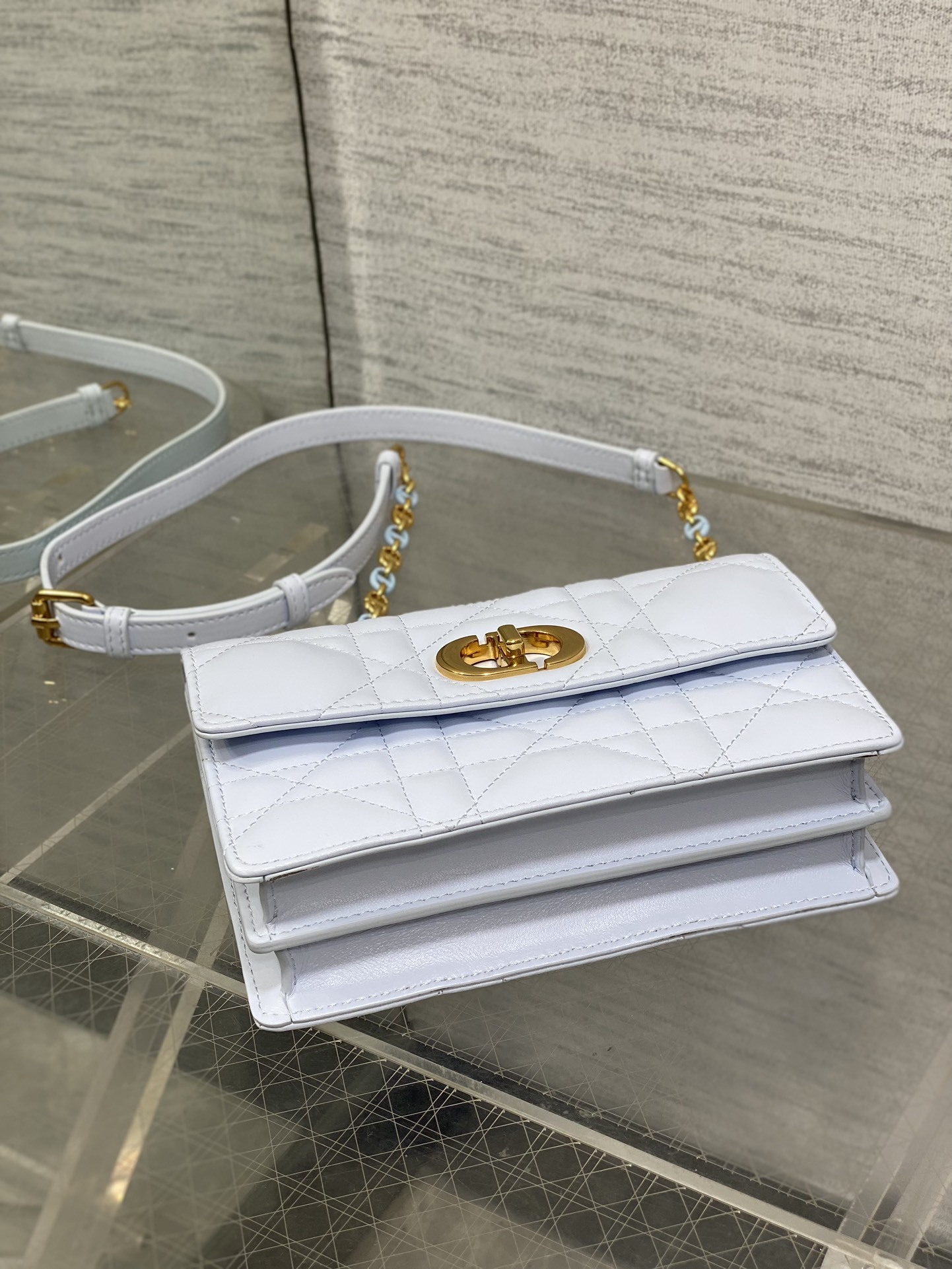   Dior