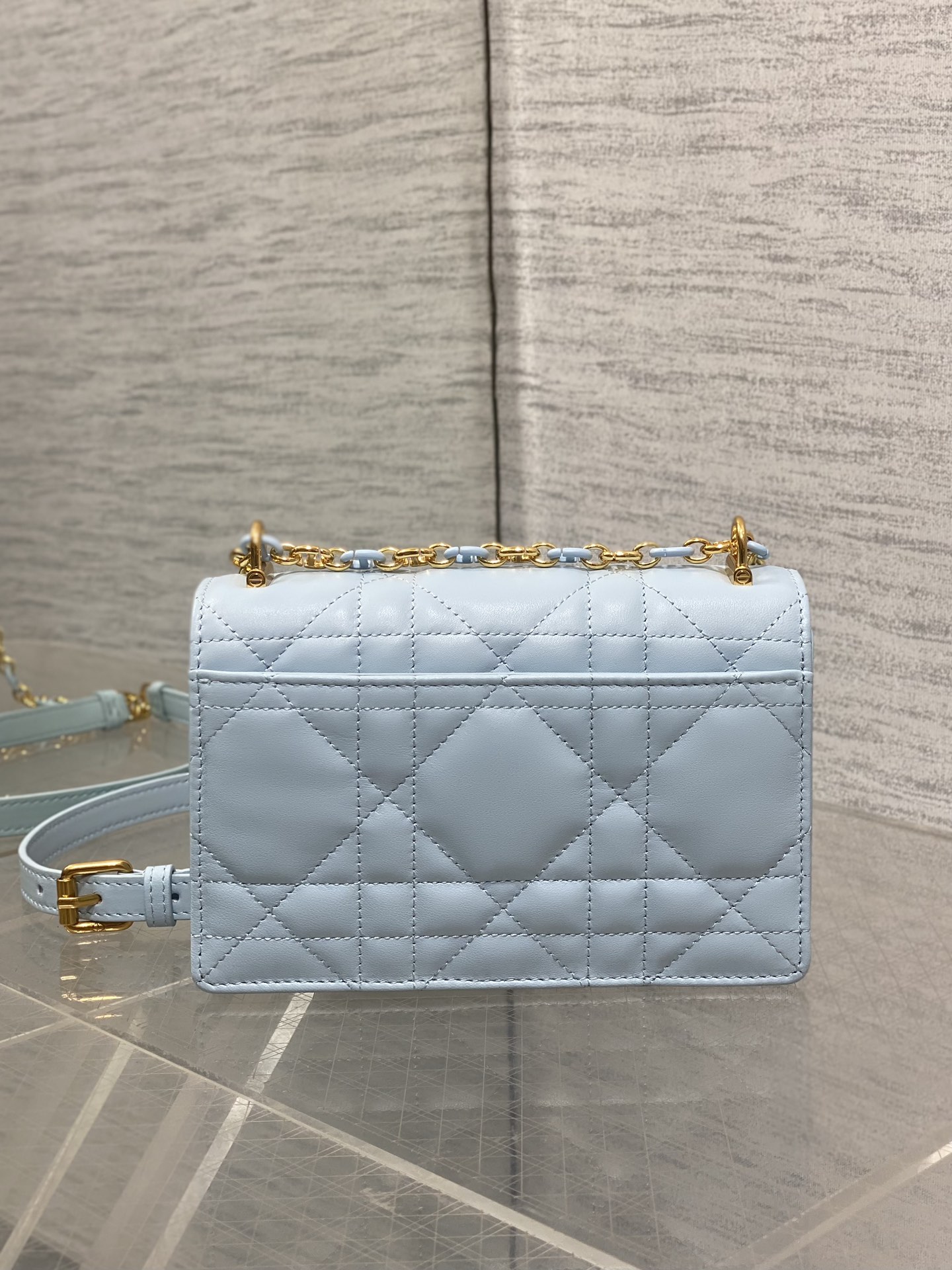   Dior