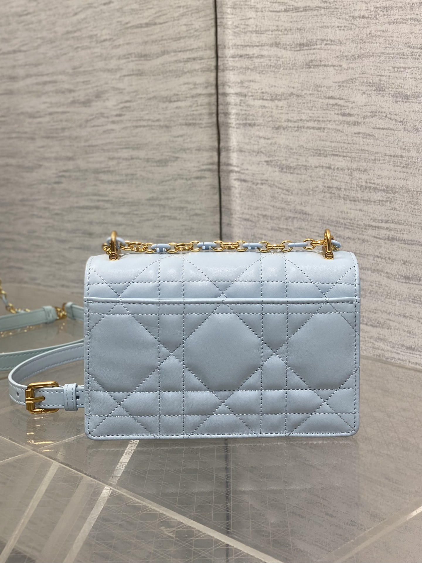   Dior