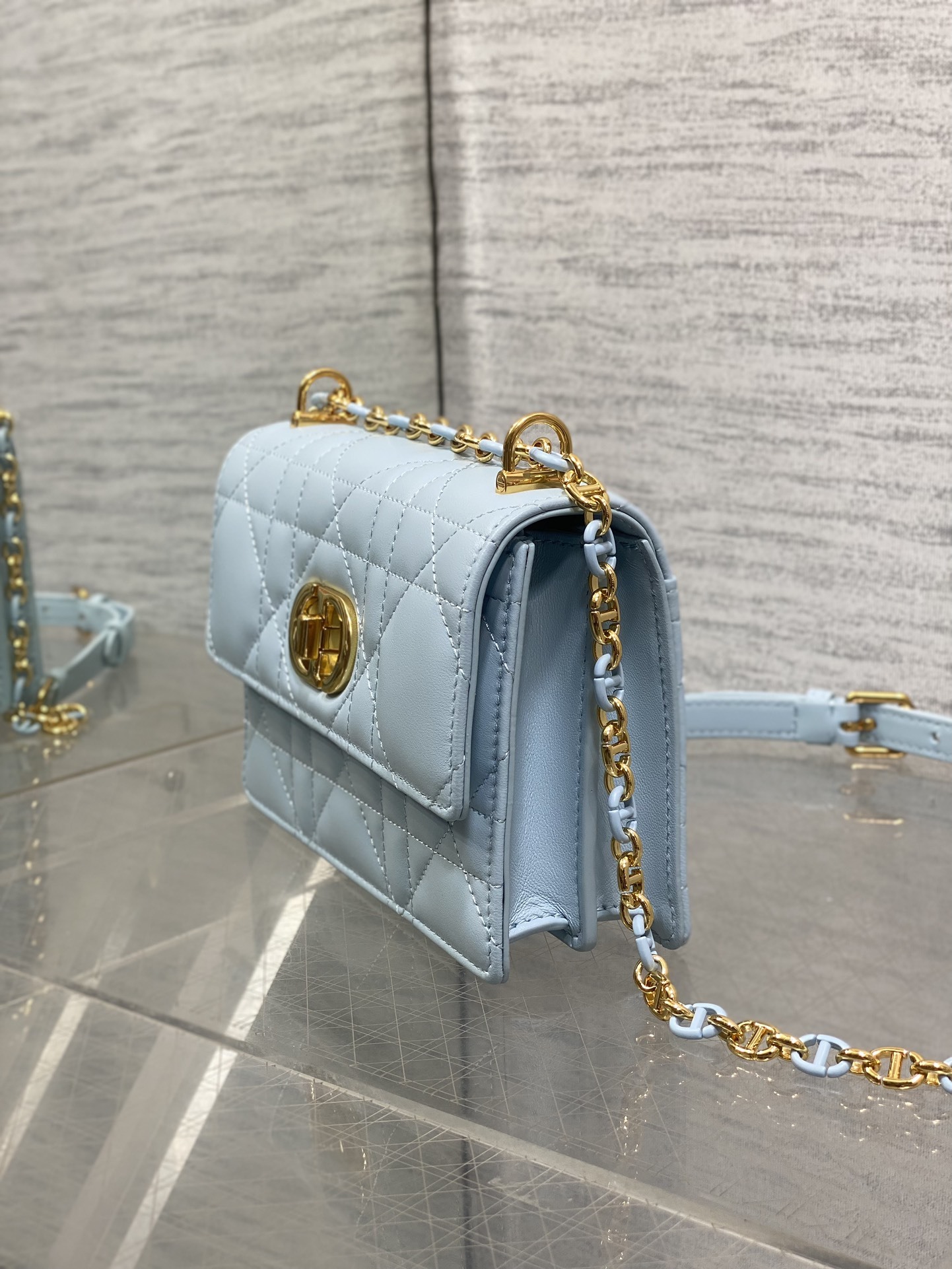   Dior