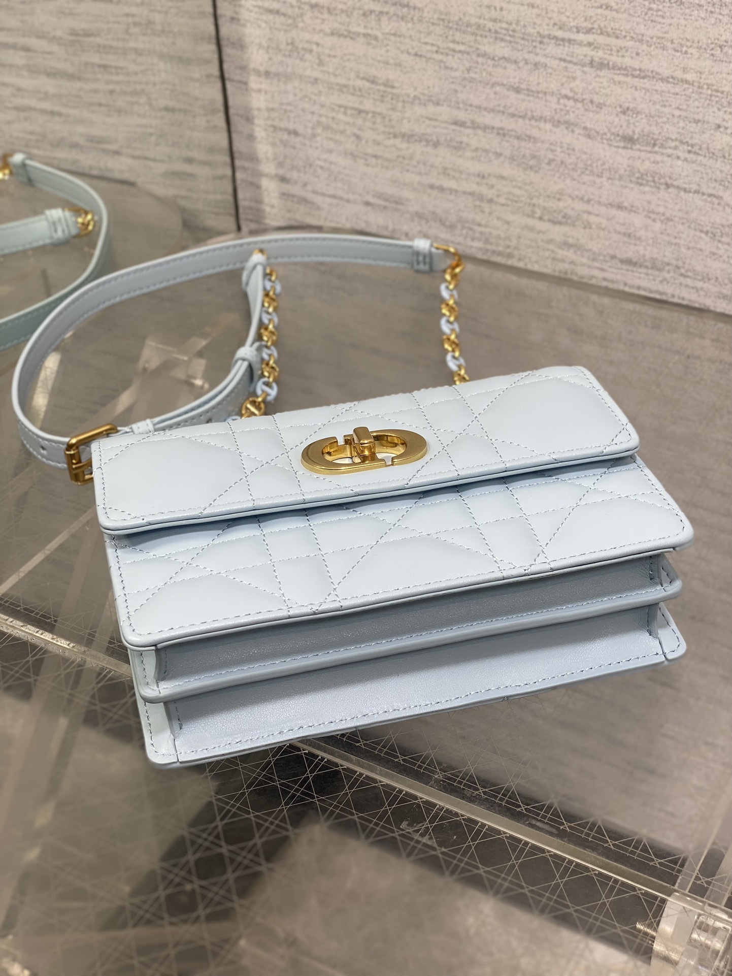   Dior