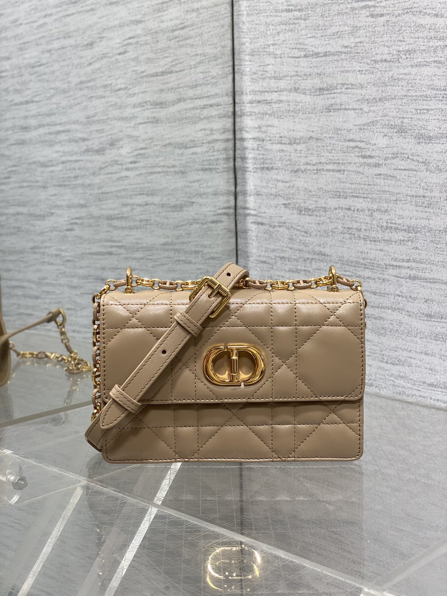   Dior