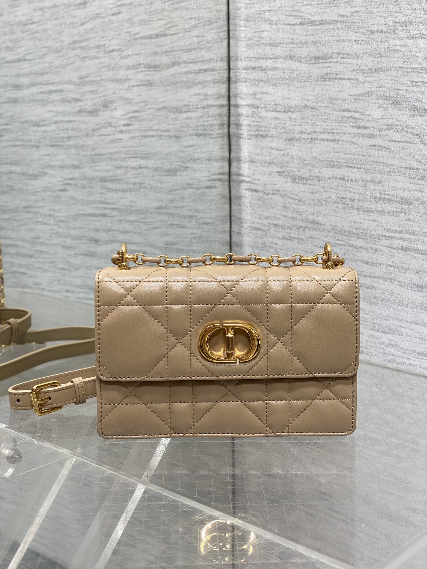   Dior