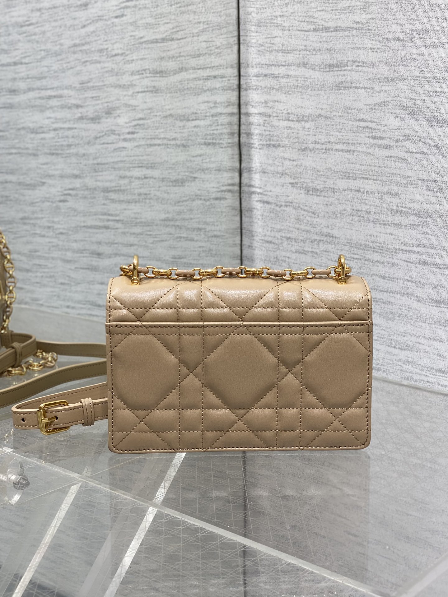   Dior