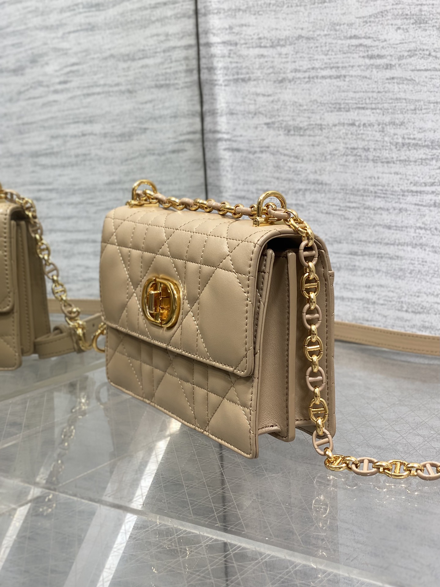   Dior