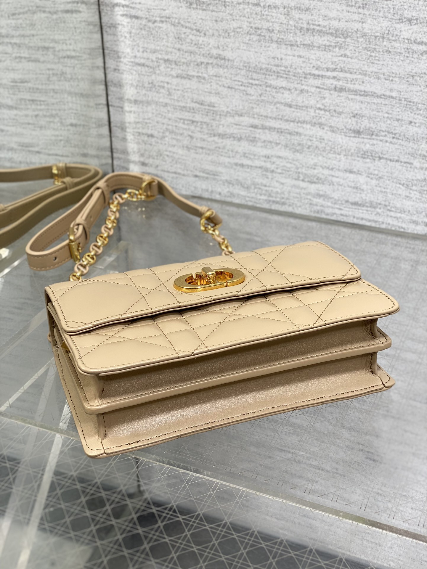   Dior