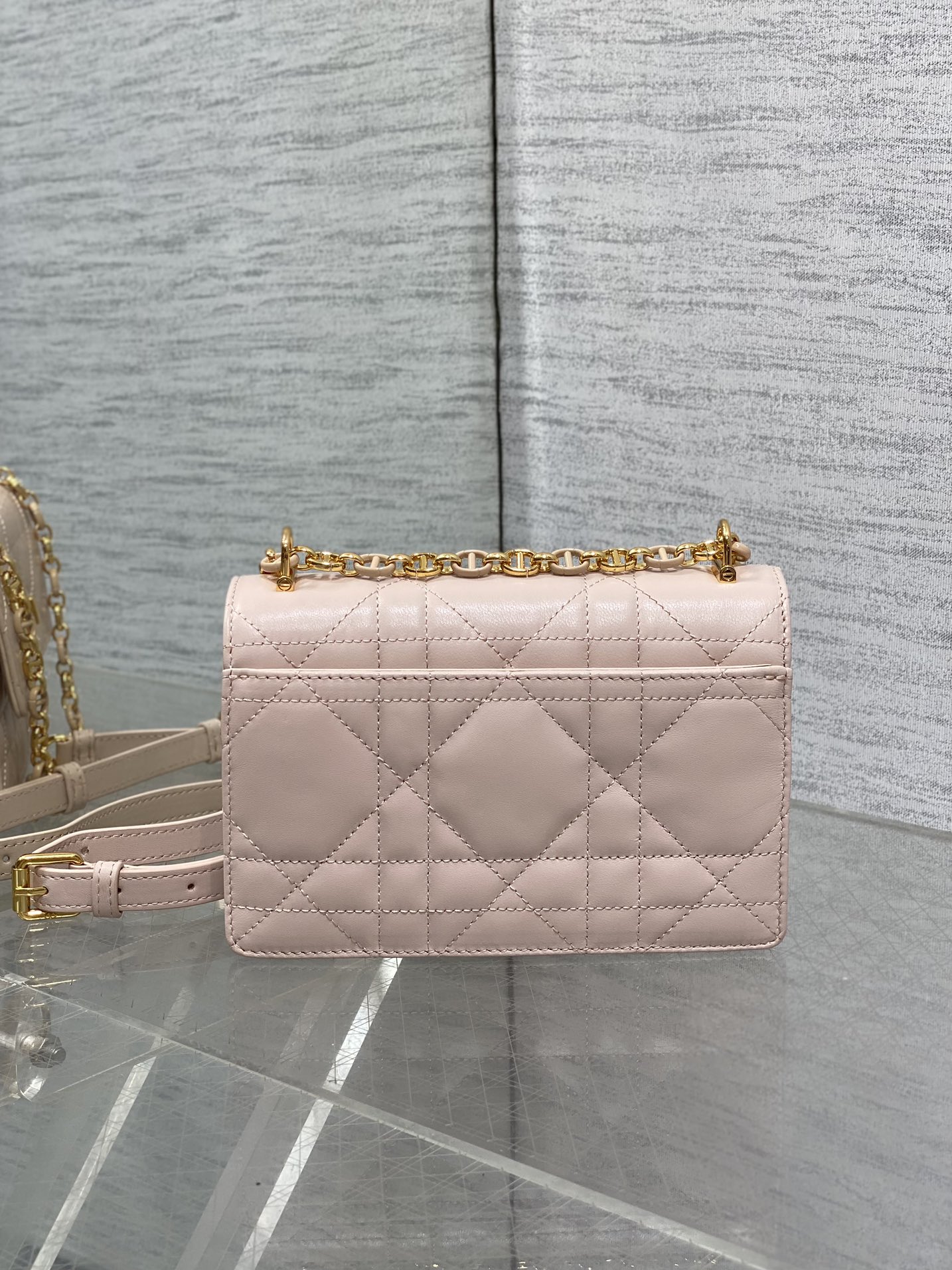  Dior