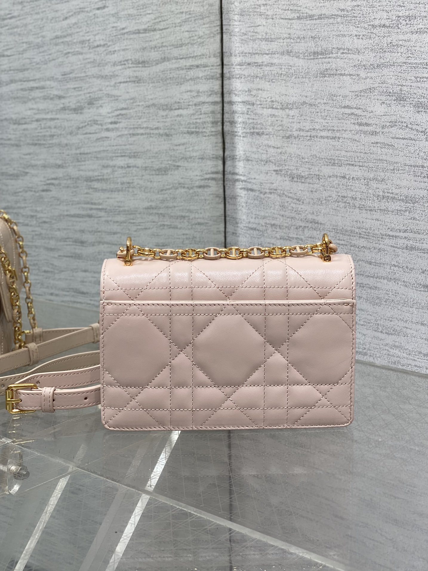  Dior