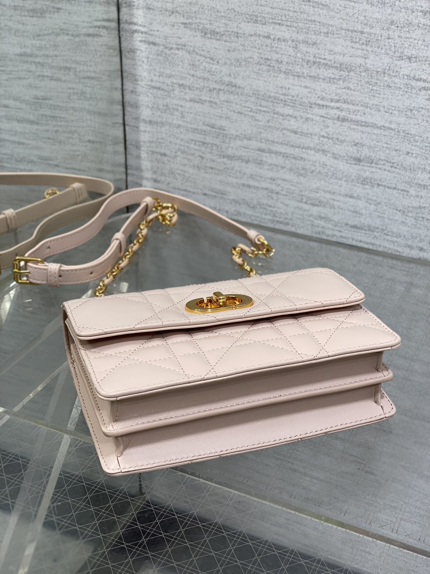  Dior