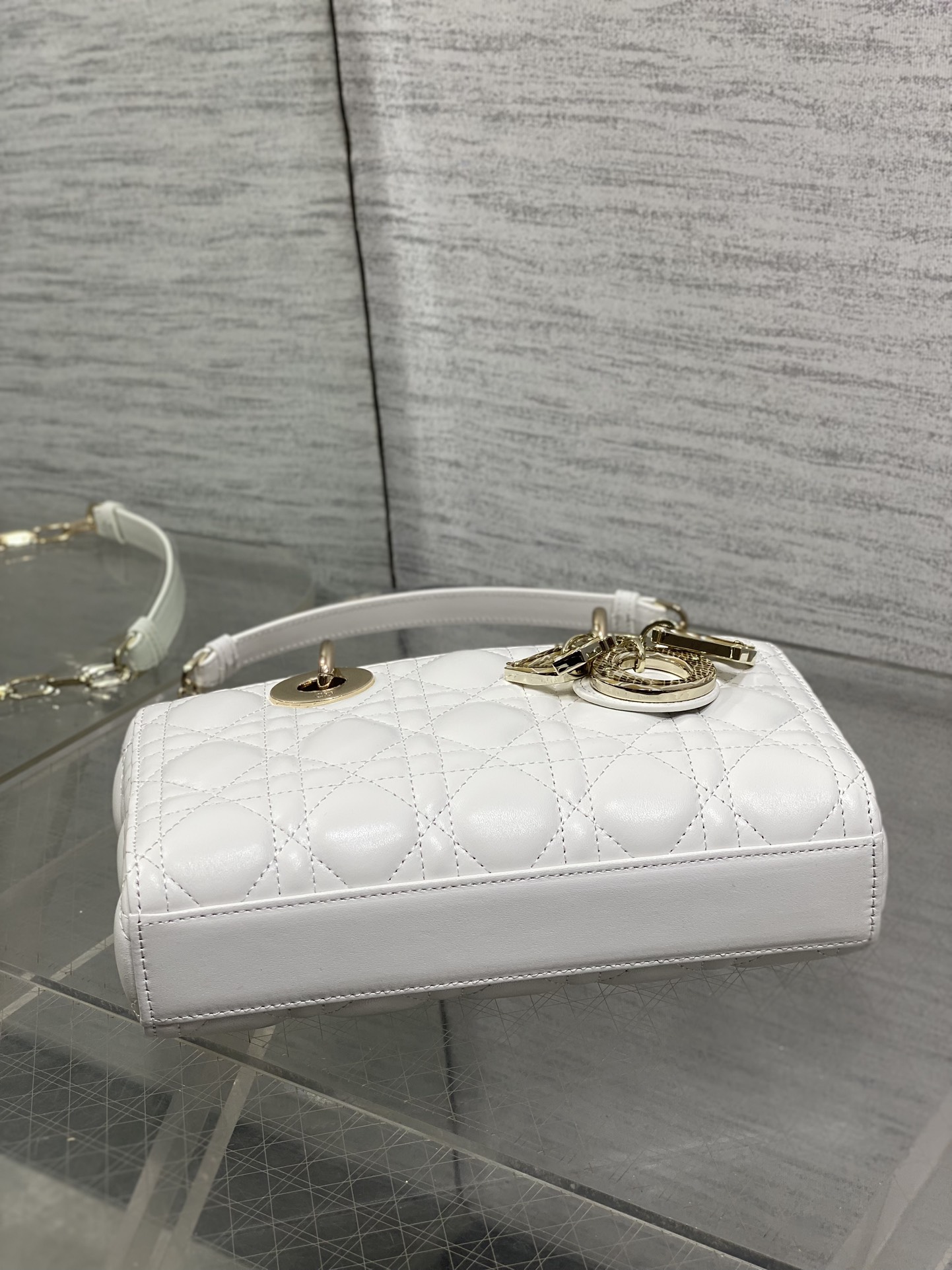  Dior