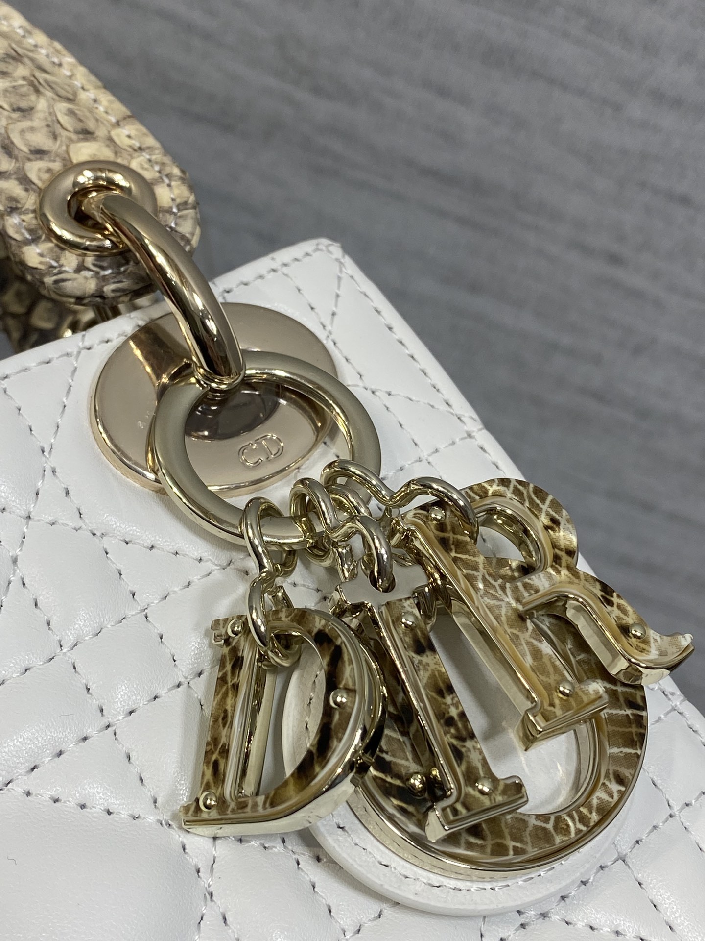  Dior