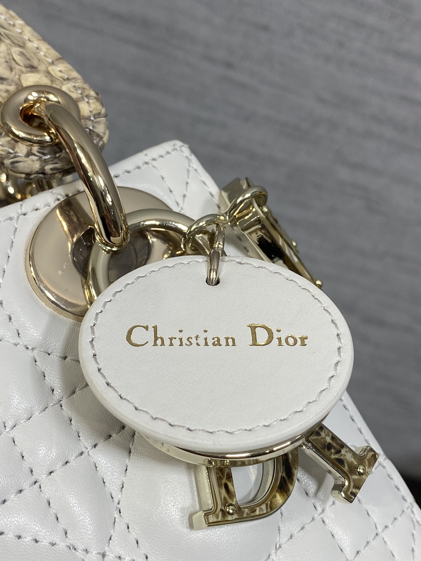  Dior