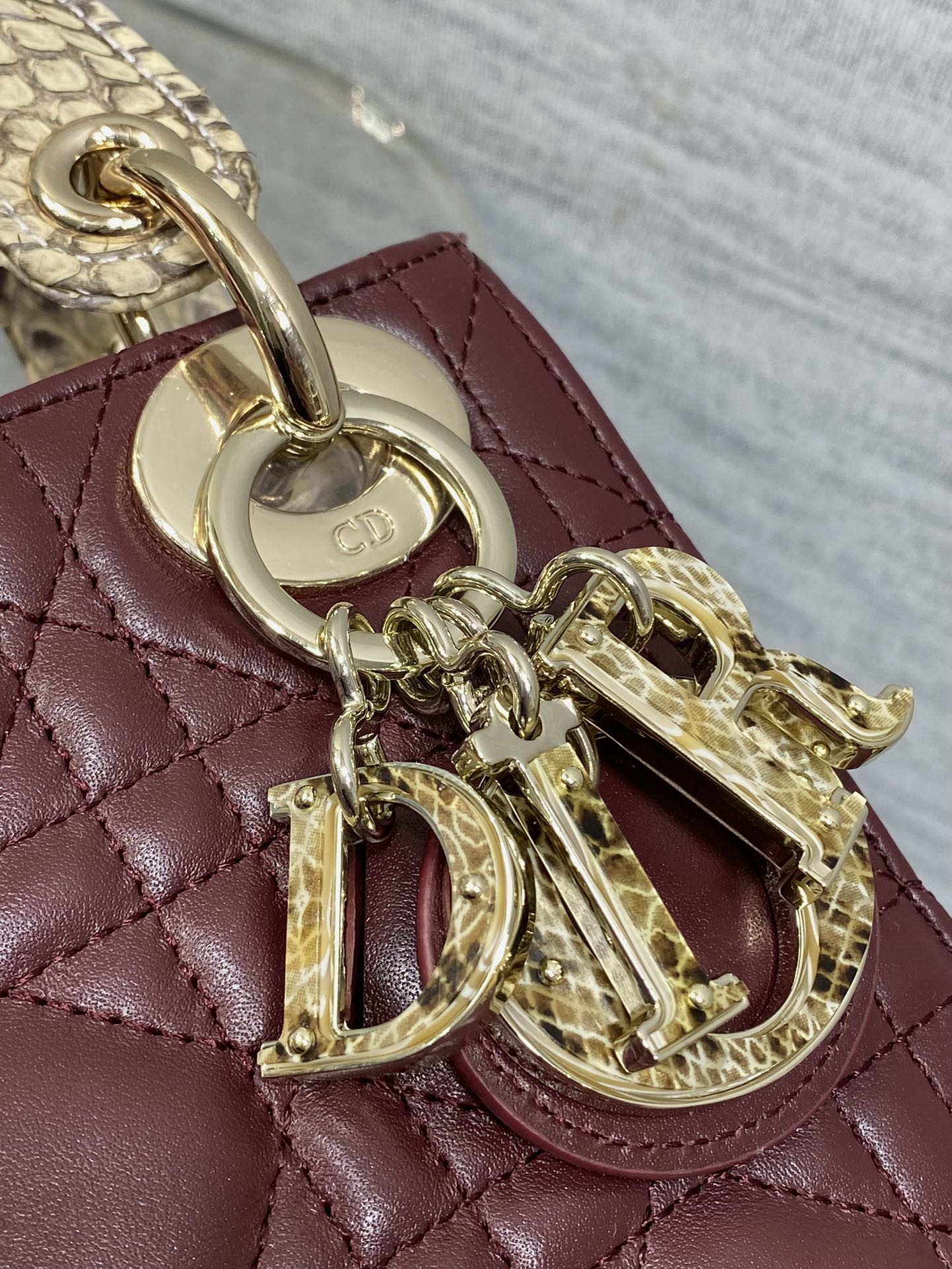  Dior