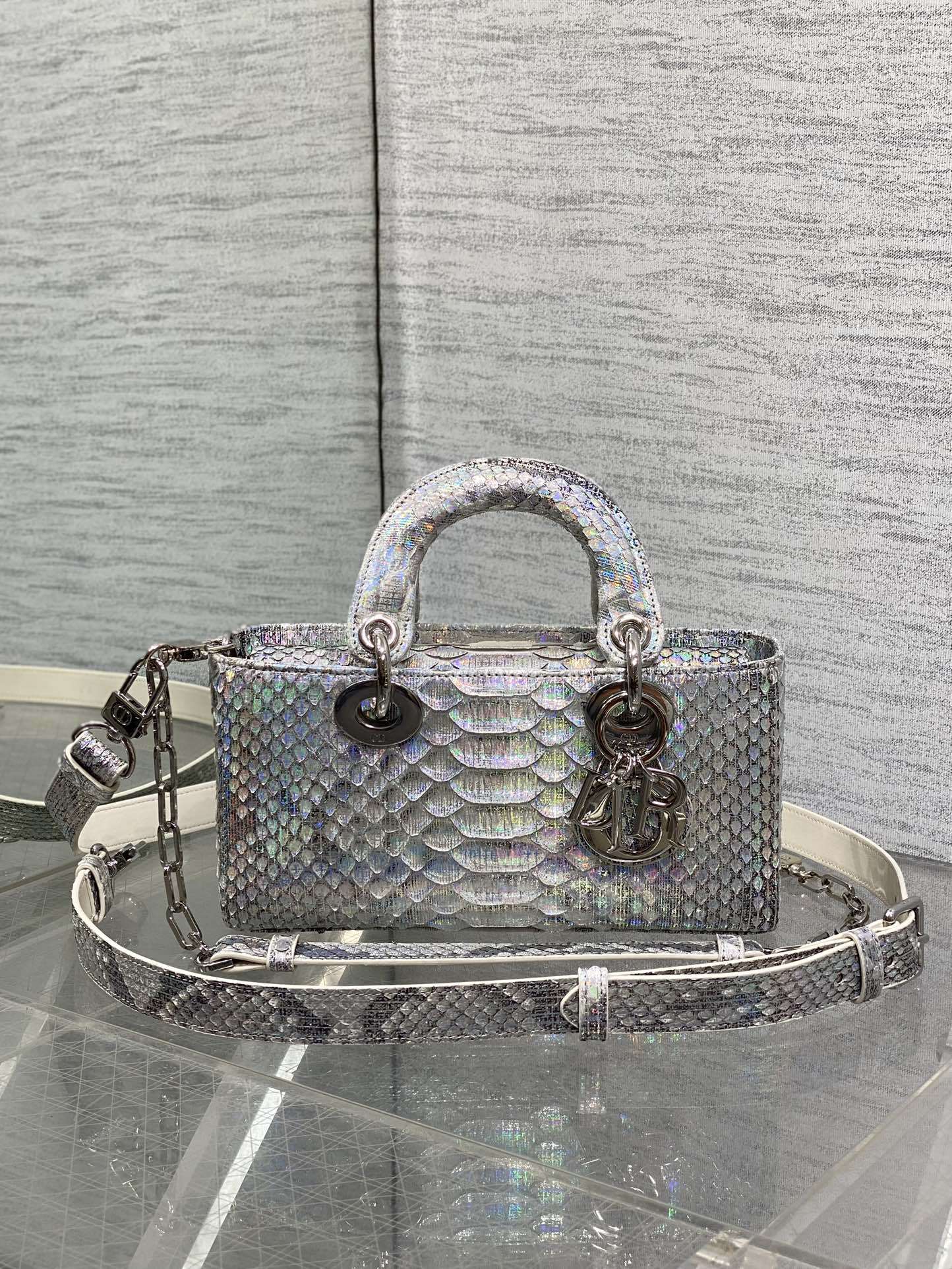  Dior