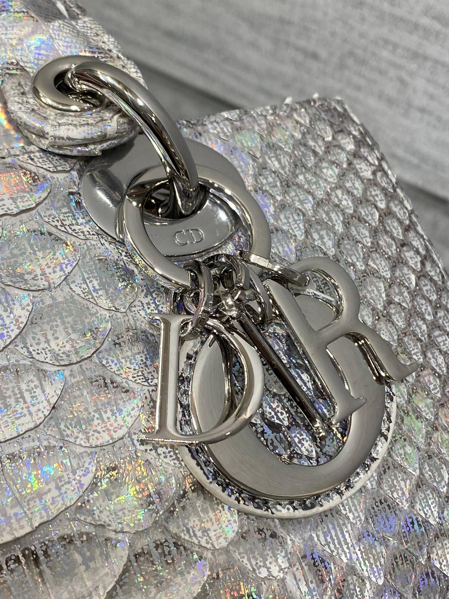  Dior