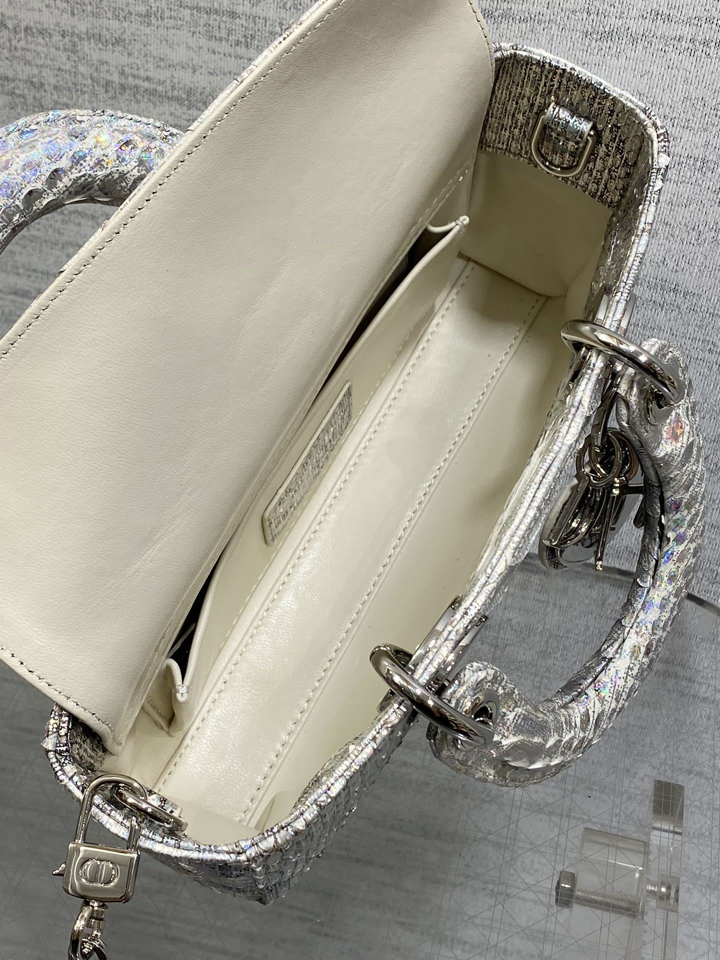  Dior