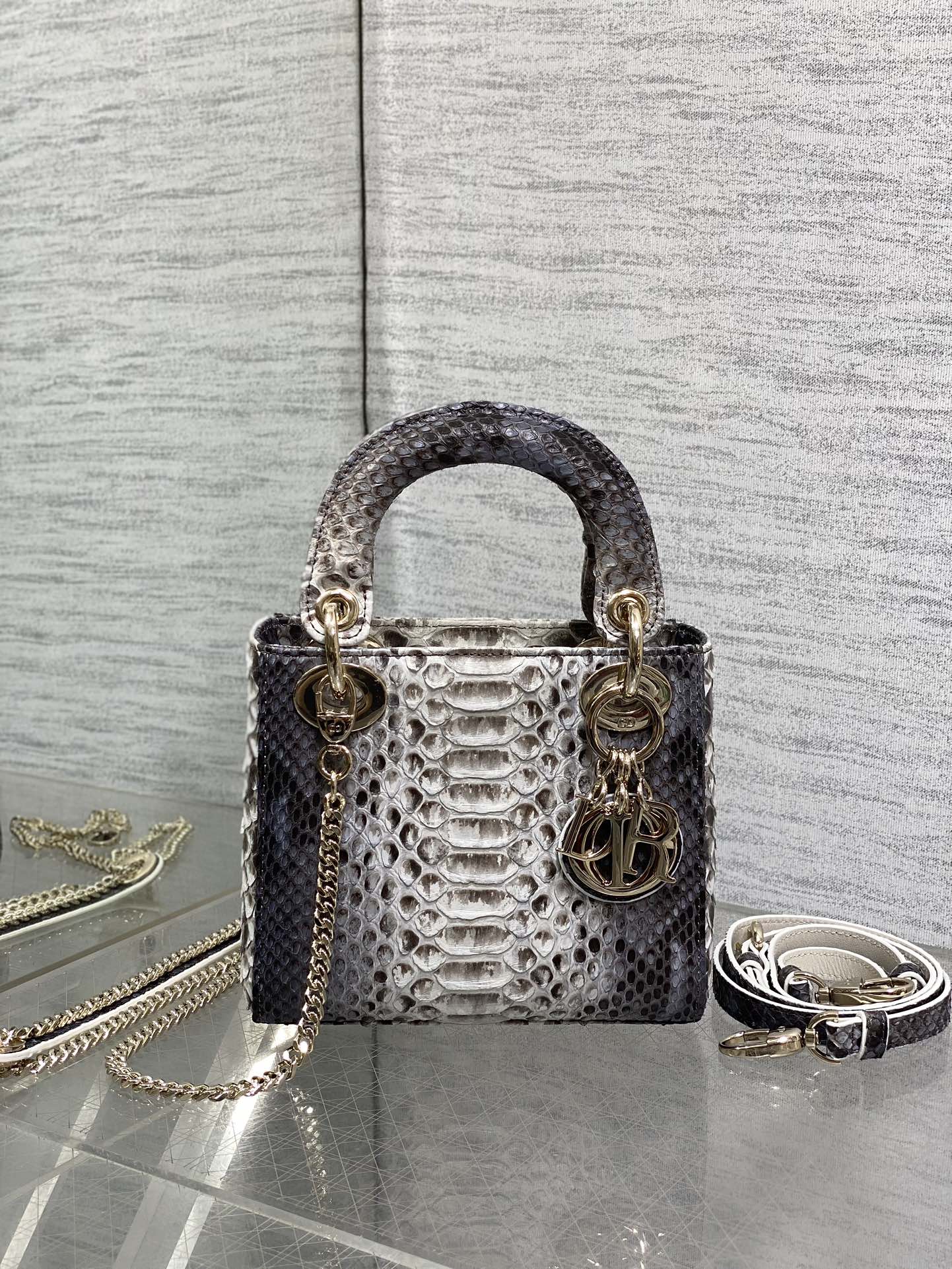   Dior