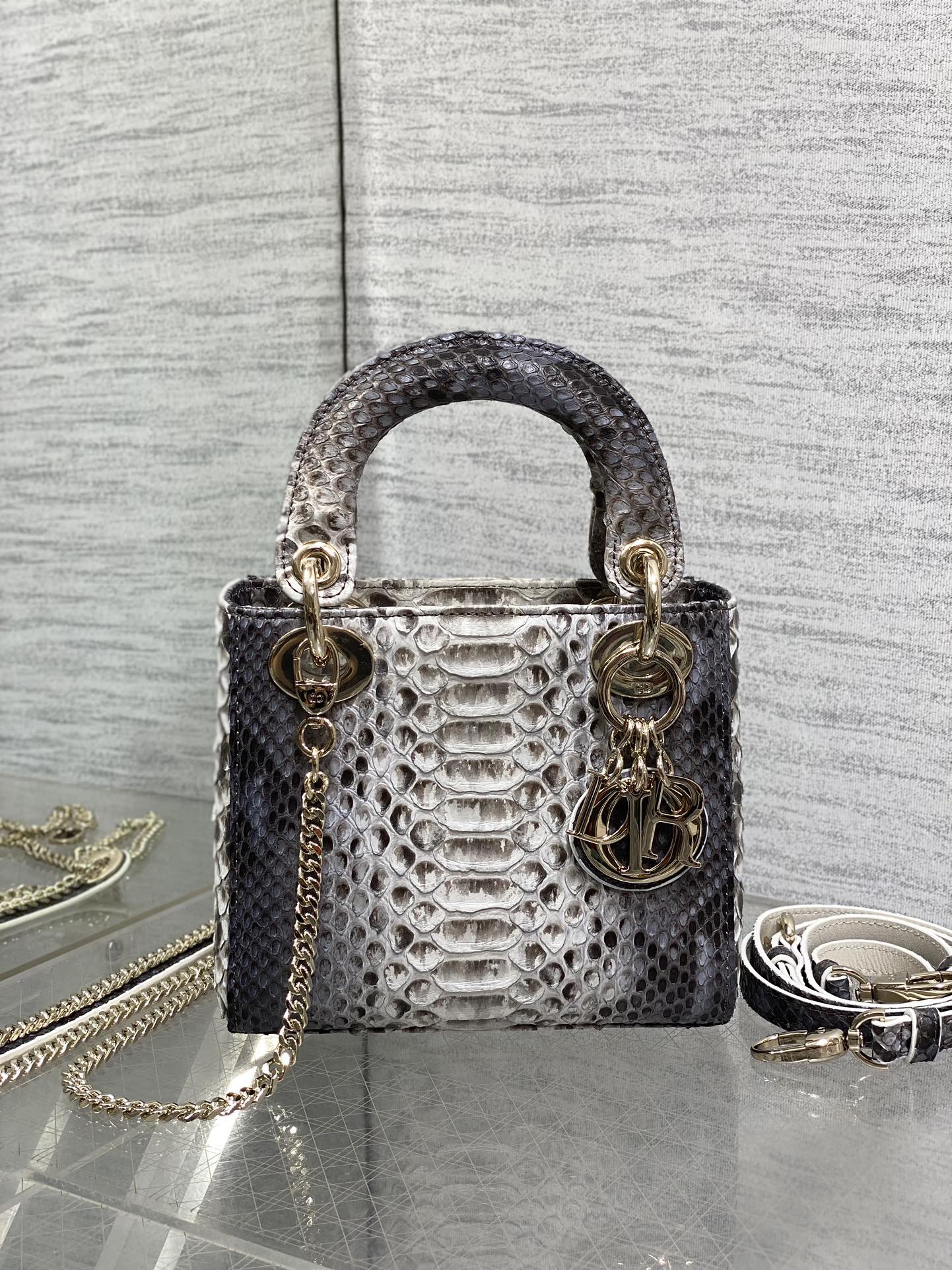   Dior