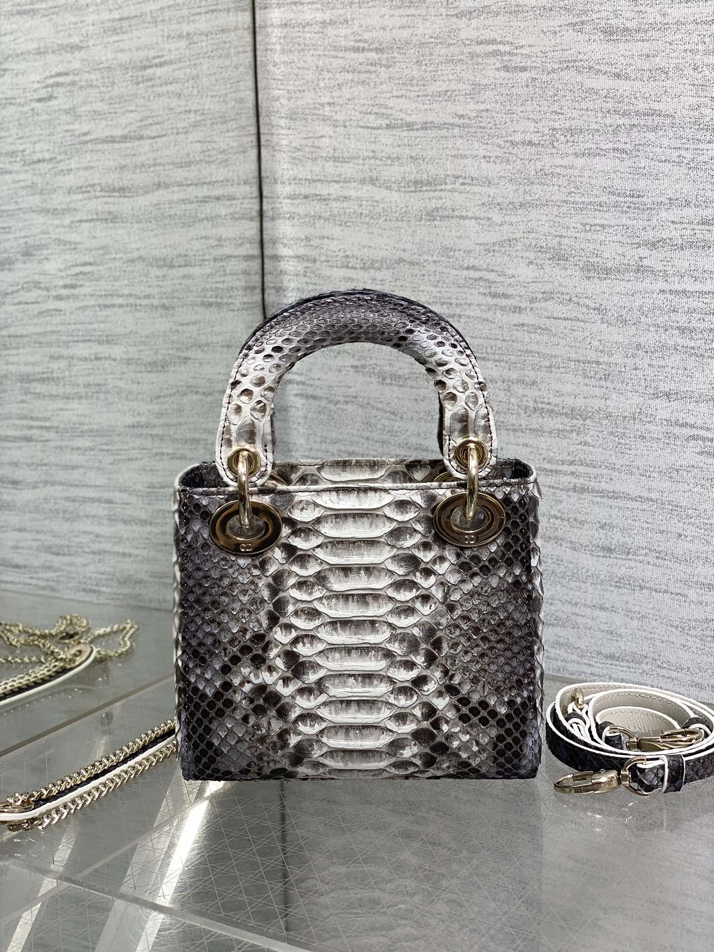   Dior
