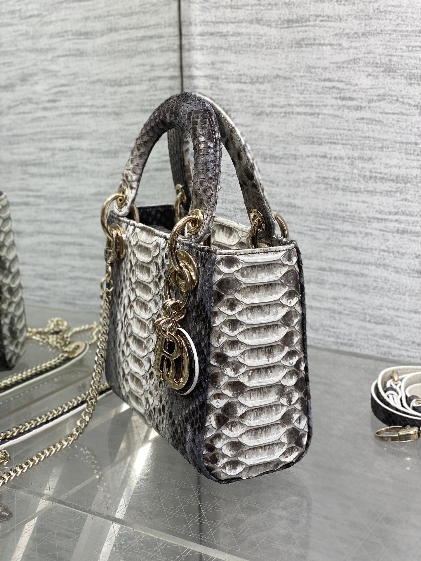   Dior
