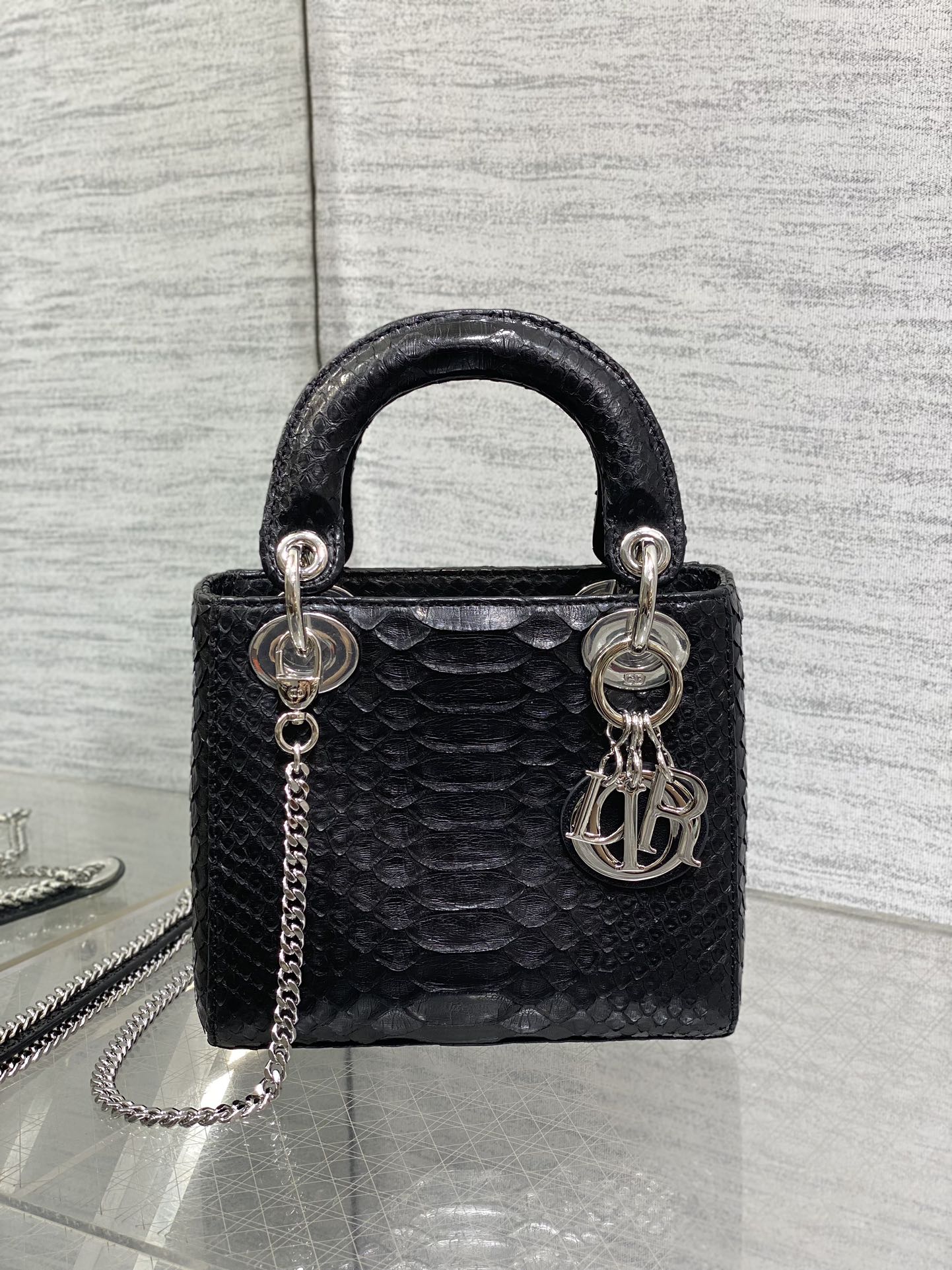   Dior
