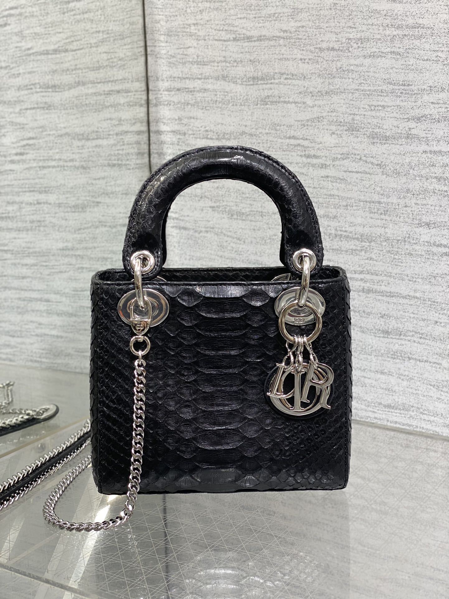   Dior
