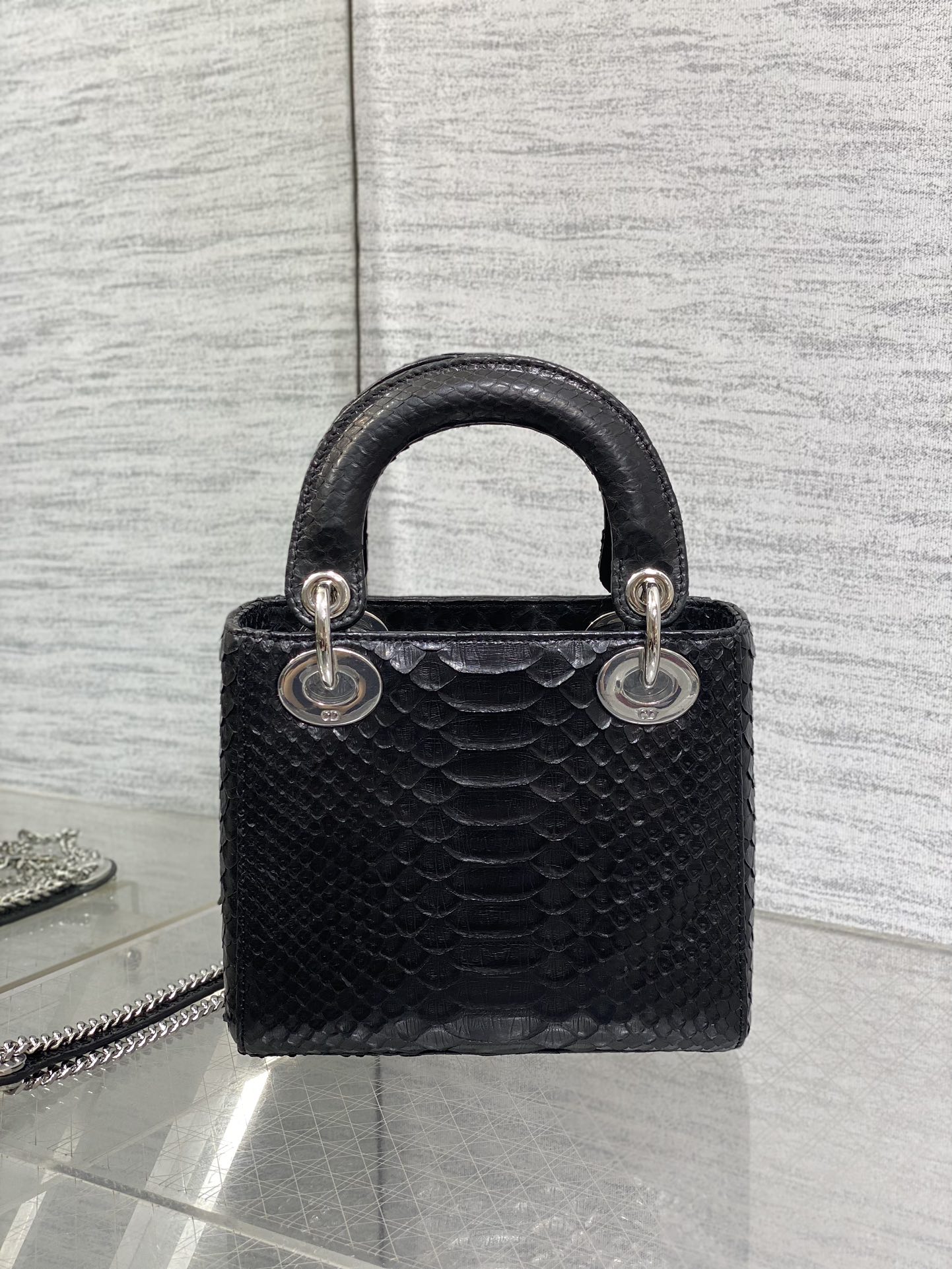   Dior