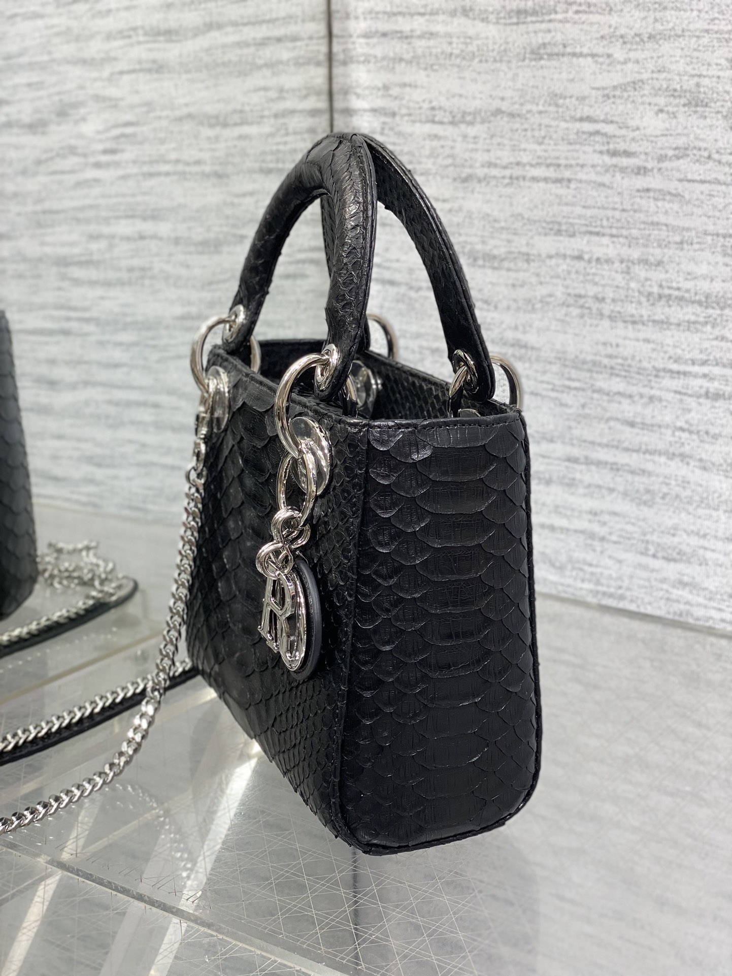   Dior
