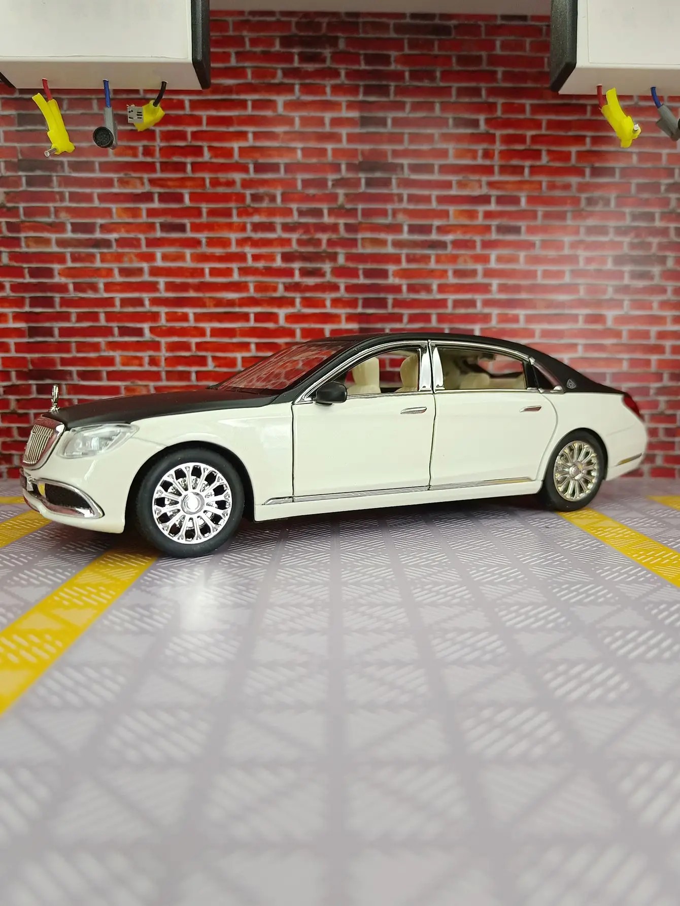 TANKCANVAS-1:24 For Mercedes Benz Maybach GLS600 Alloy Model Cars Diecast Car Simulation Sound & Light
