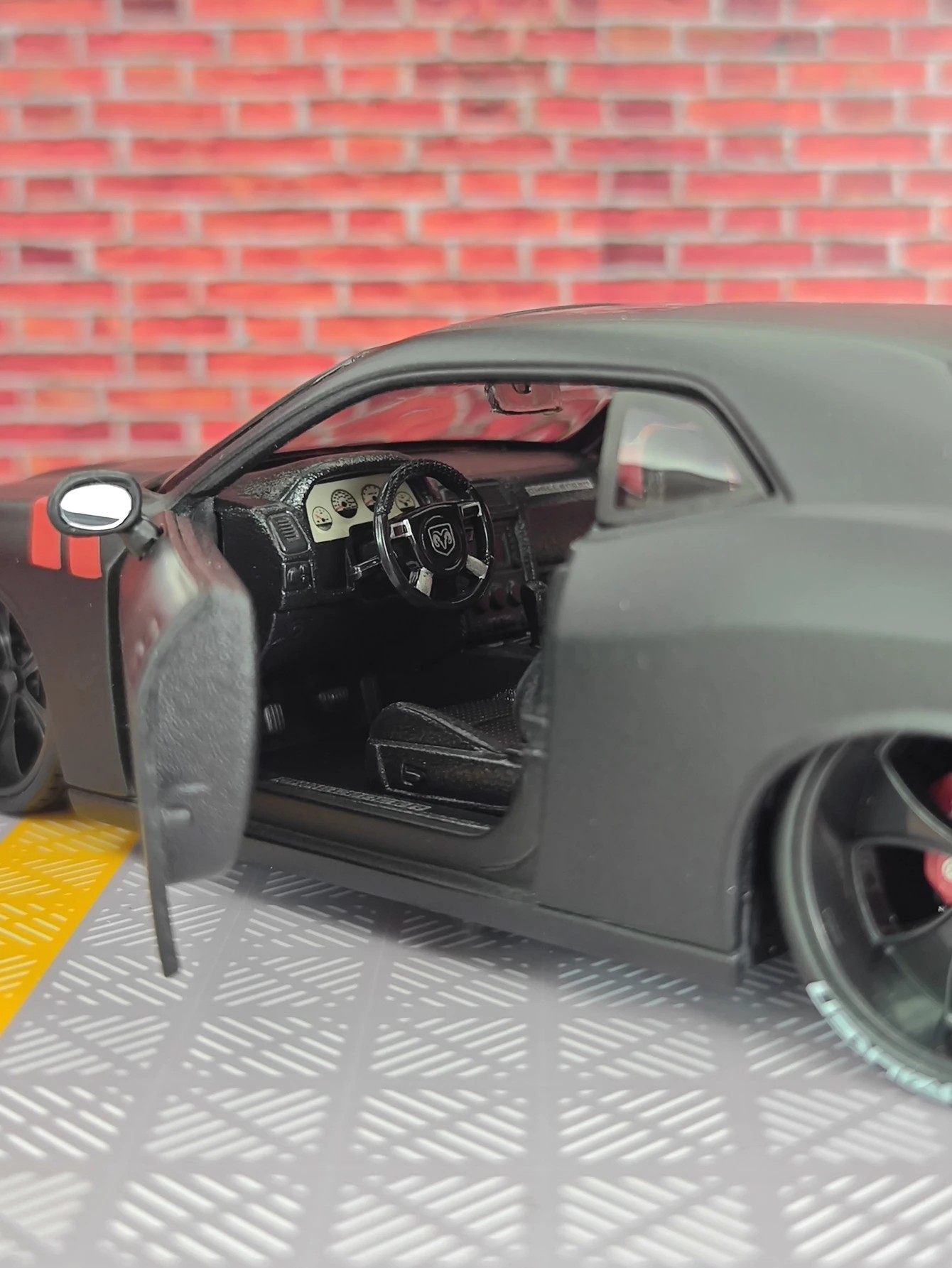 TANKCANVAS-Diecast Model Car For Large 1:24 2008 Dodge Challenger Simulation Alloy Static Model