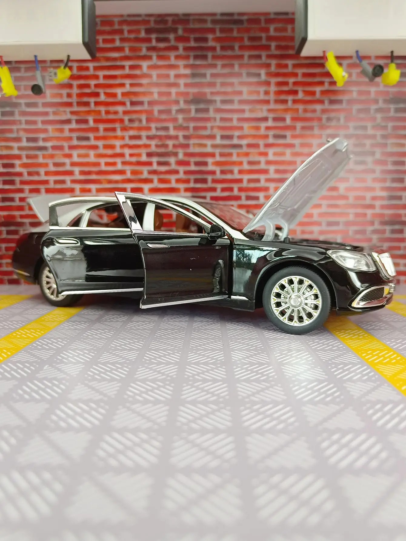 TANKCANVAS-1:24 For Mercedes Benz Maybach S600 Alloy Model Cars Diecast Car Simulation Sound & Light-Tankcanvas