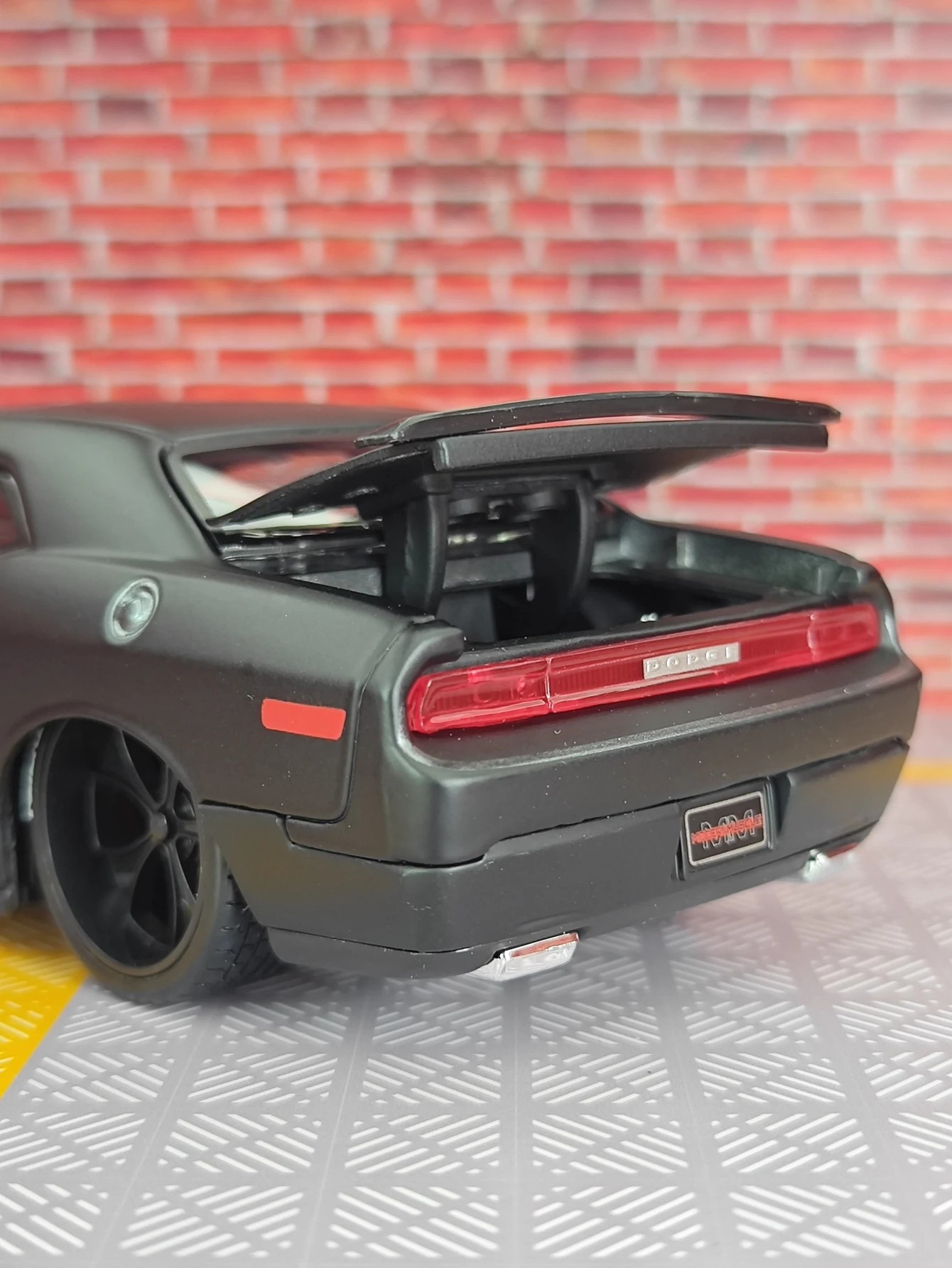 TANKCANVAS-Diecast Model Car For Large 1:24 2008 Dodge Challenger Simulation Alloy Static Model