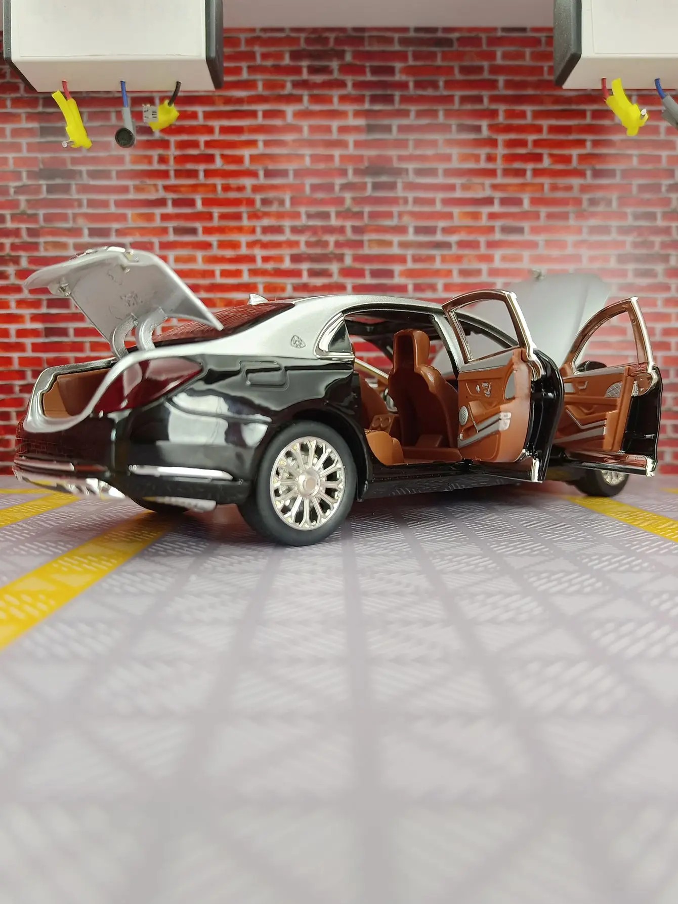 TANKCANVAS-1:24 For Mercedes Benz Maybach S600 Alloy Model Cars Diecast Car Simulation Sound & Light-Tankcanvas