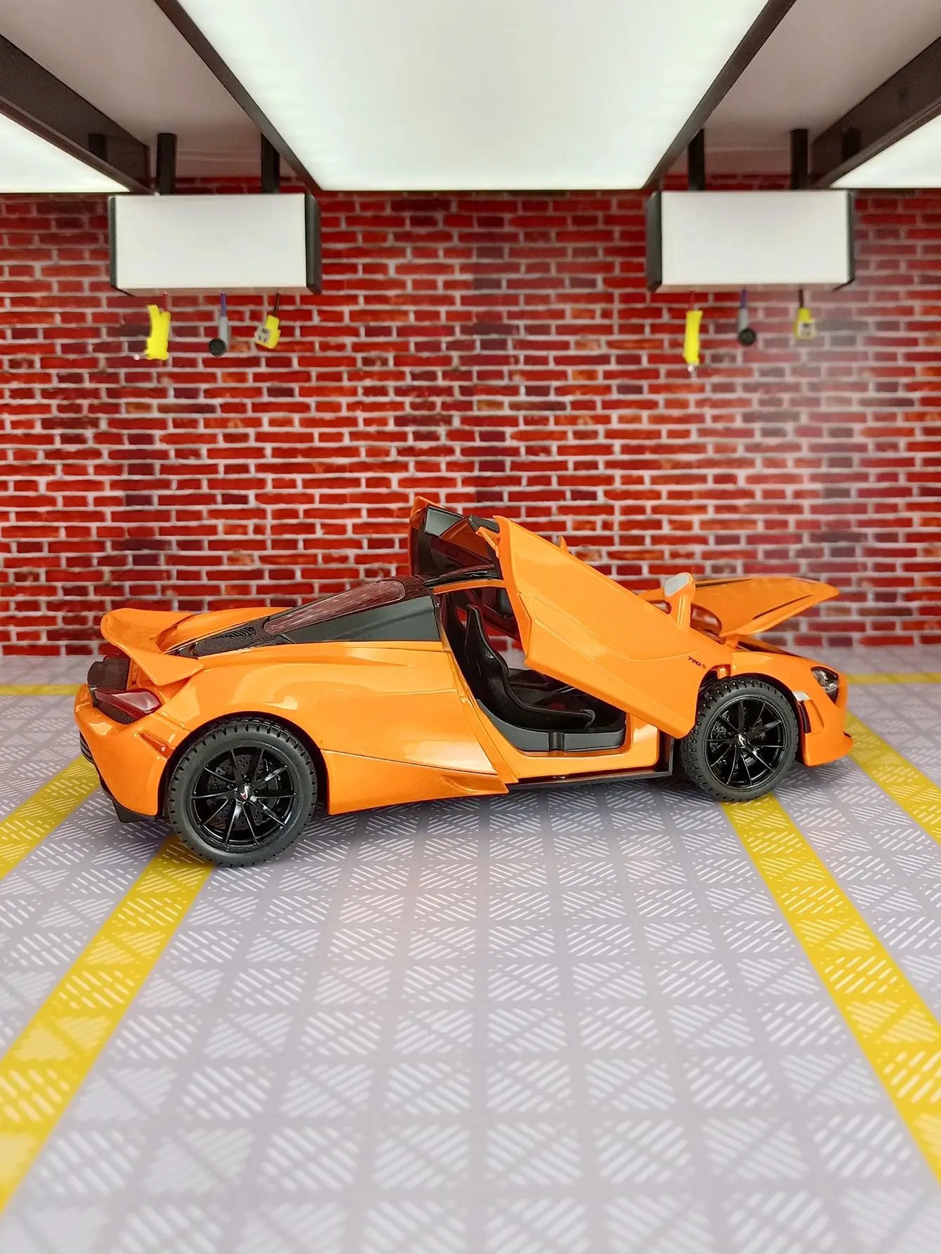 TANKCANVAS-Diecast Model Car 1:24 For McLaren 720S Supercar Simulation Alloy Static Model