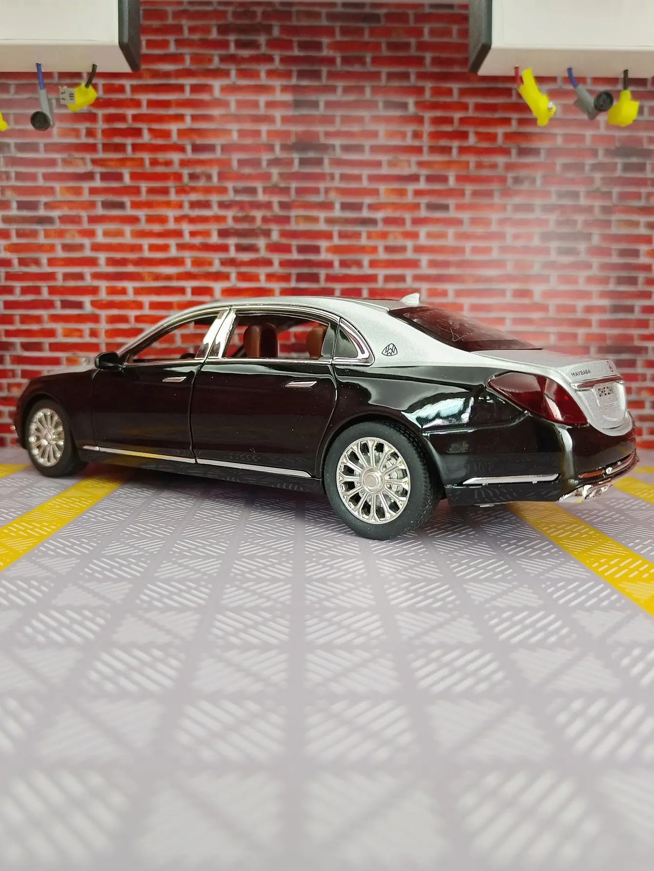 TANKCANVAS-1:24 For Mercedes Benz Maybach S600 Alloy Model Cars Diecast Car Simulation Sound & Light-Tankcanvas