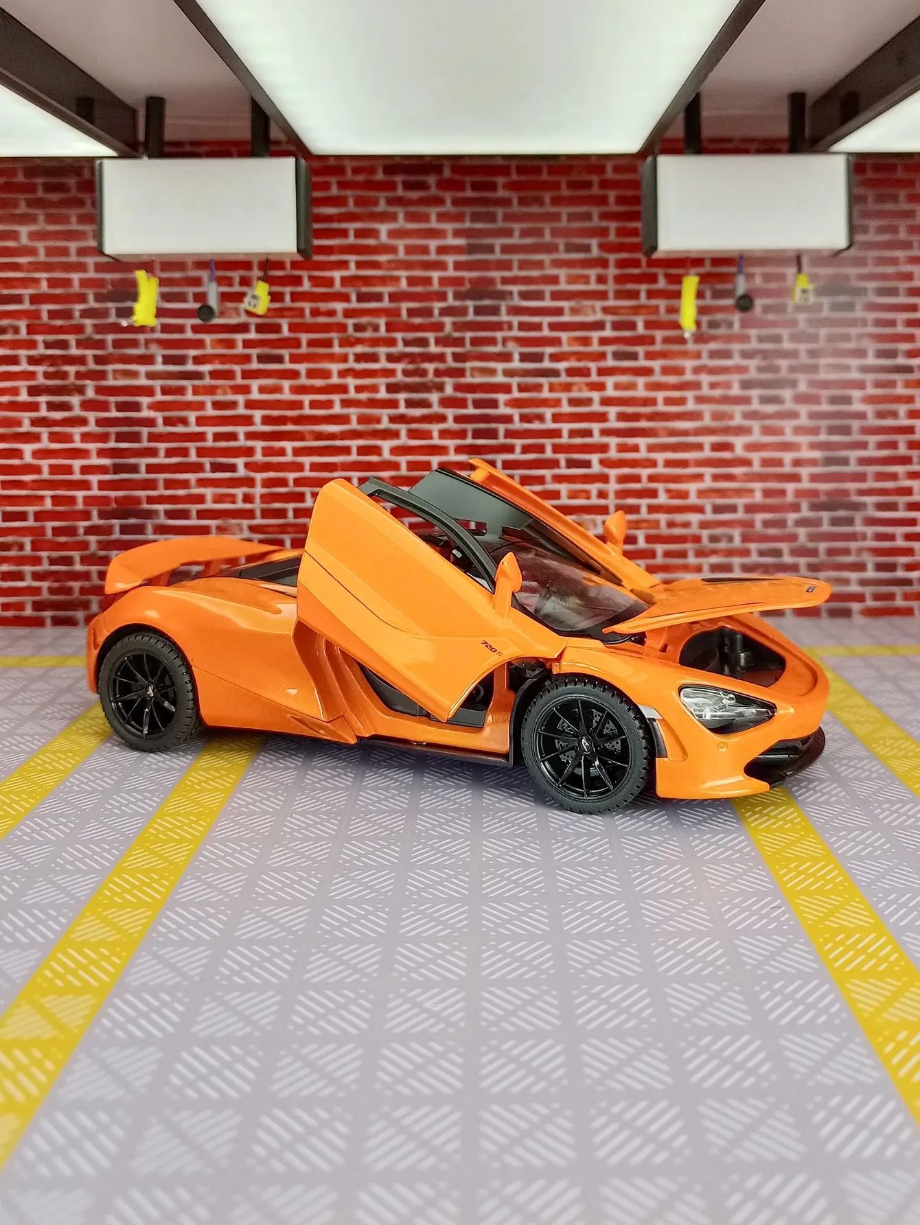 TANKCANVAS-Diecast Model Car 1:24 For McLaren 720S Supercar Simulation Alloy Static Model