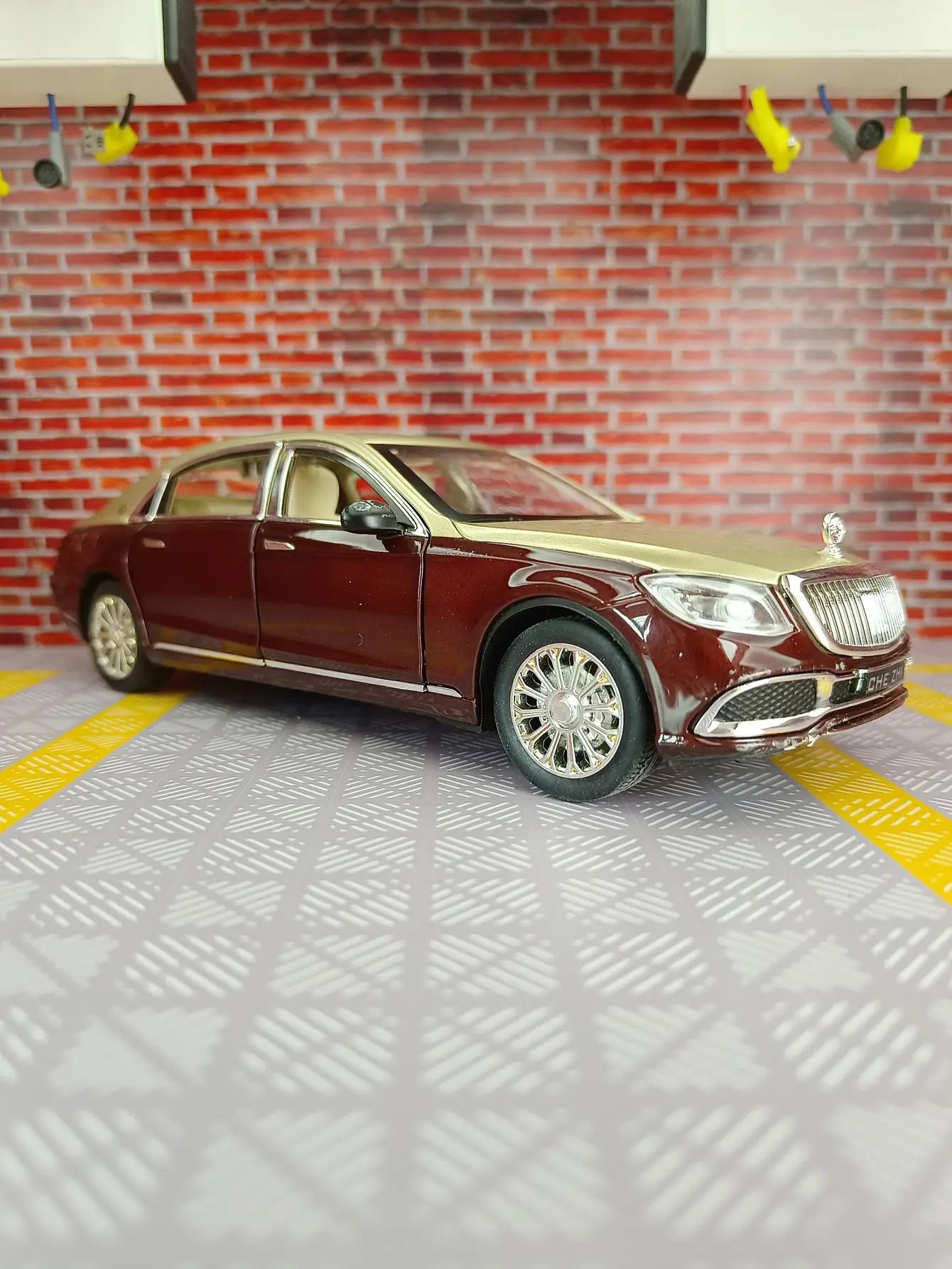 TANKCANVAS-1:24 For Mercedes Benz Maybach S600 Alloy Model Cars Diecast Car Simulation Sound & Light-Tankcanvas