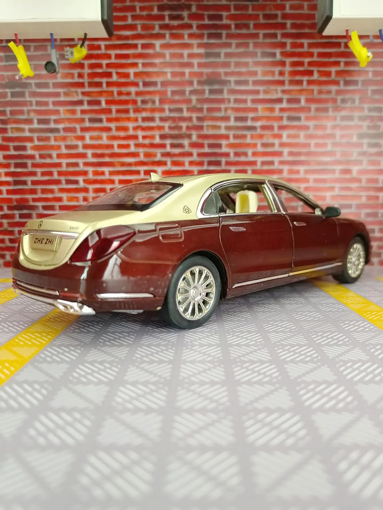 TANKCANVAS-1:24 For Mercedes Benz Maybach S600 Alloy Model Cars Diecast Car Simulation Sound & Light-Tankcanvas