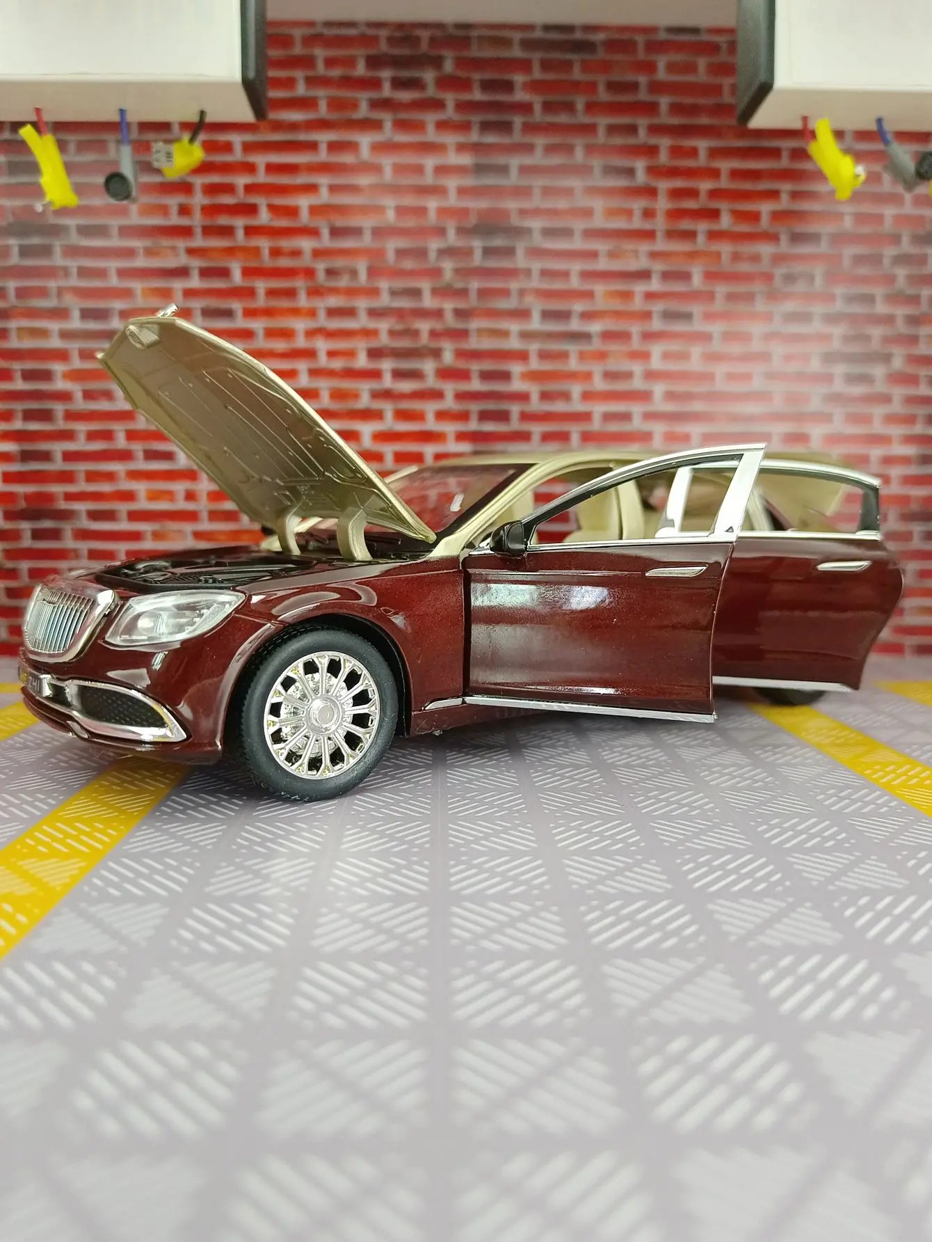 TANKCANVAS-1:24 For Mercedes Benz Maybach S600 Alloy Model Cars Diecast Car Simulation Sound & Light-Tankcanvas